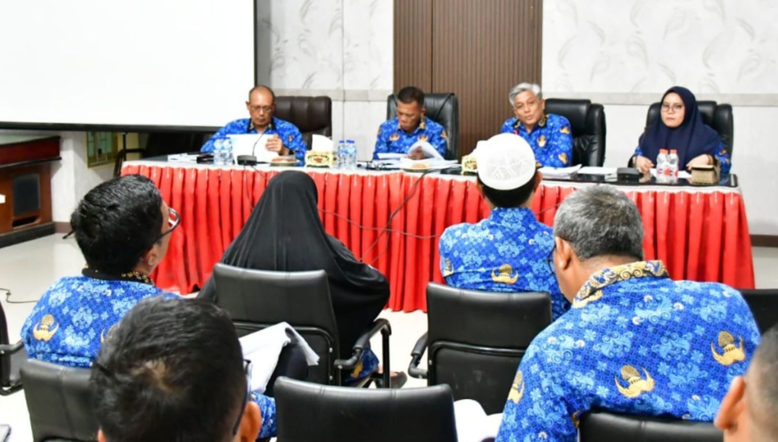 Bupati Tapanuli Tengah Masinton Pasaribu memimpin Rapat Luar Biasa Perumda Air Minum Mual Nauli di Ruang Rapat Cendrawasih, Kantor Bupati Tapteng, Senin (19/1/2026).