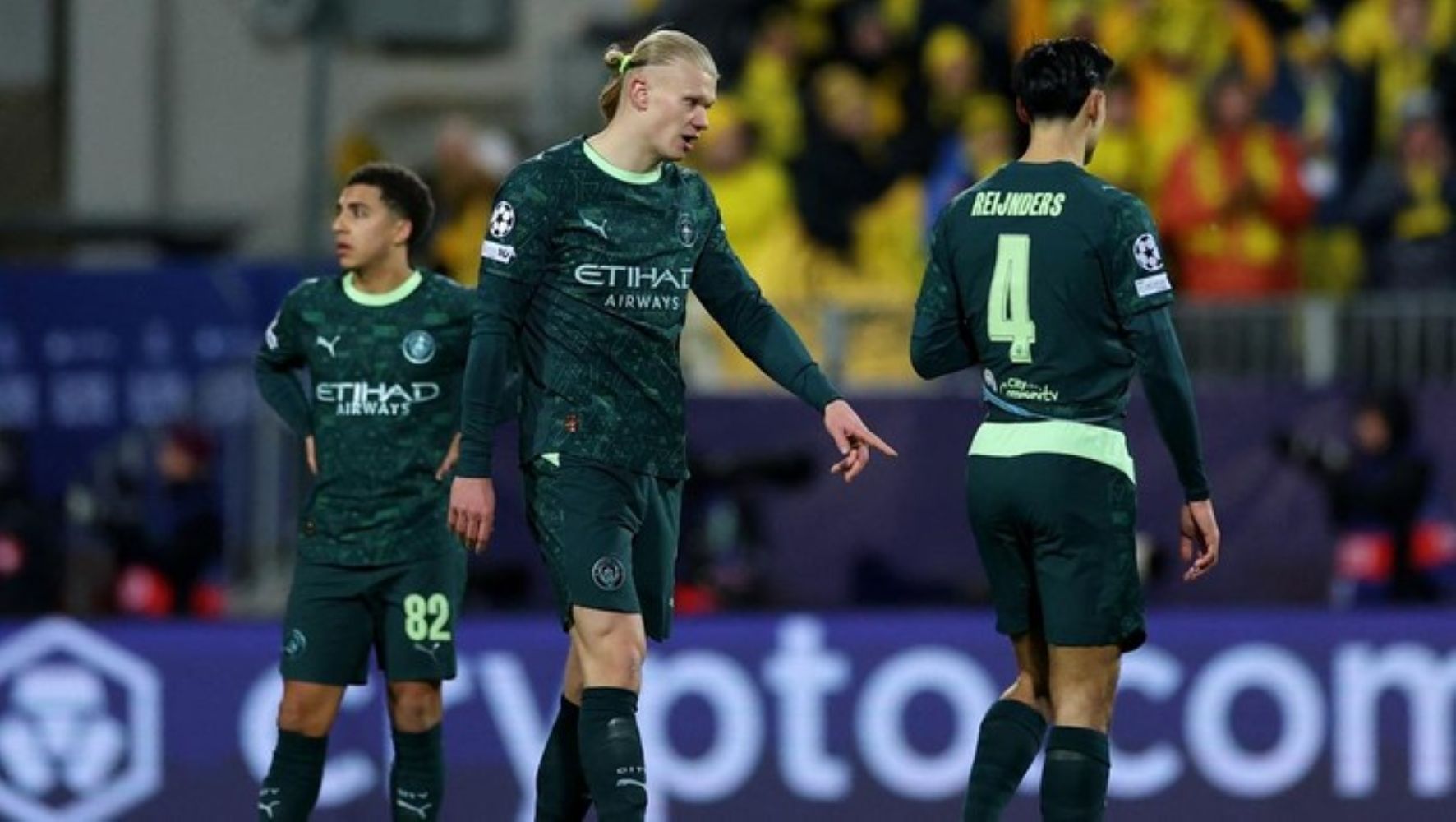 Erling Haaland tertunduk usai Manchester City kalah 1-3 dari Bodo/Glimt pada laga Liga Champions di Norwegia.