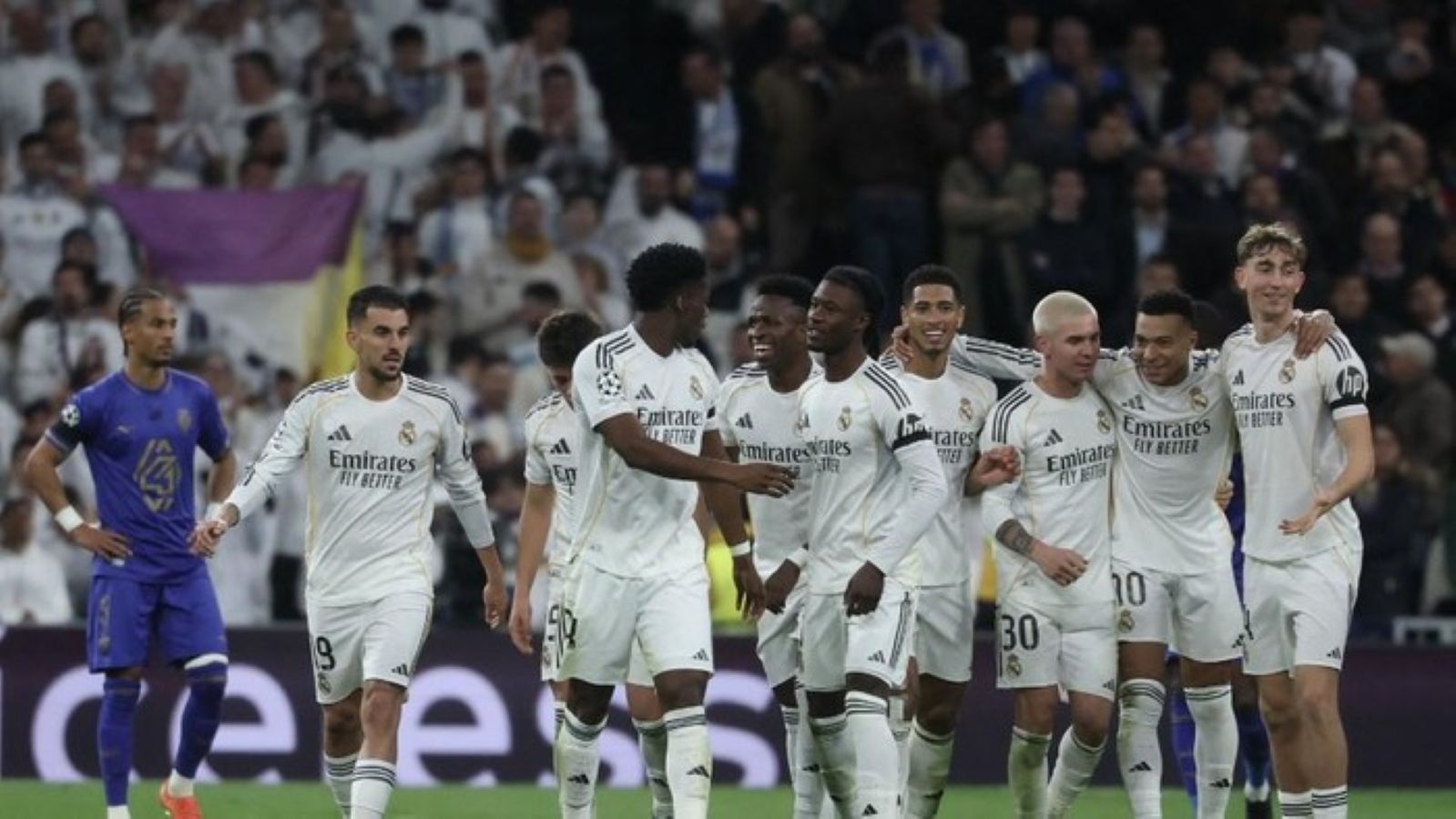 Kylian Mbappe merayakan golnya ke gawang AS Monaco saat Real Madrid menang telak 6-1 di Santiago Bernabeu.