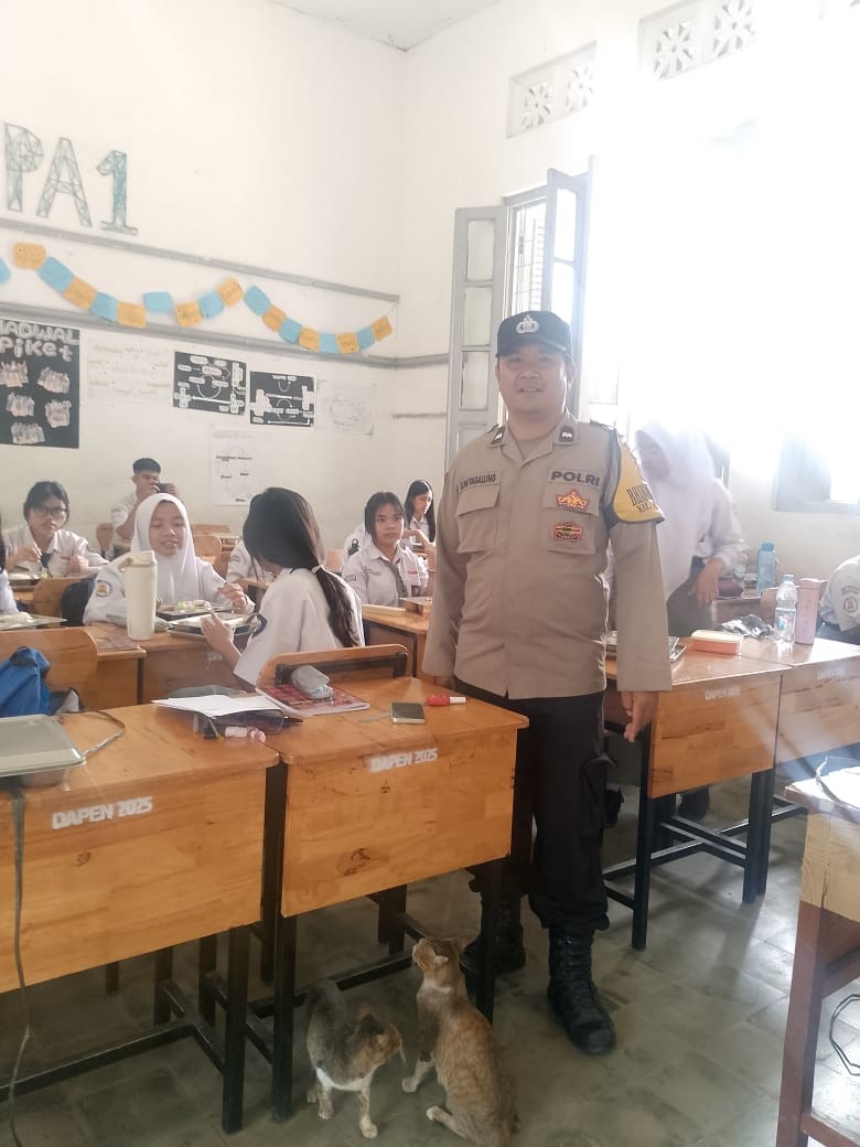 Pendistribusian Makan Bergizi Gratis kepada siswa SMA Negeri 4 Pematangsiantar oleh SPPG Yayasan Kemala Bhayangkari Polres Pematangsiantar.