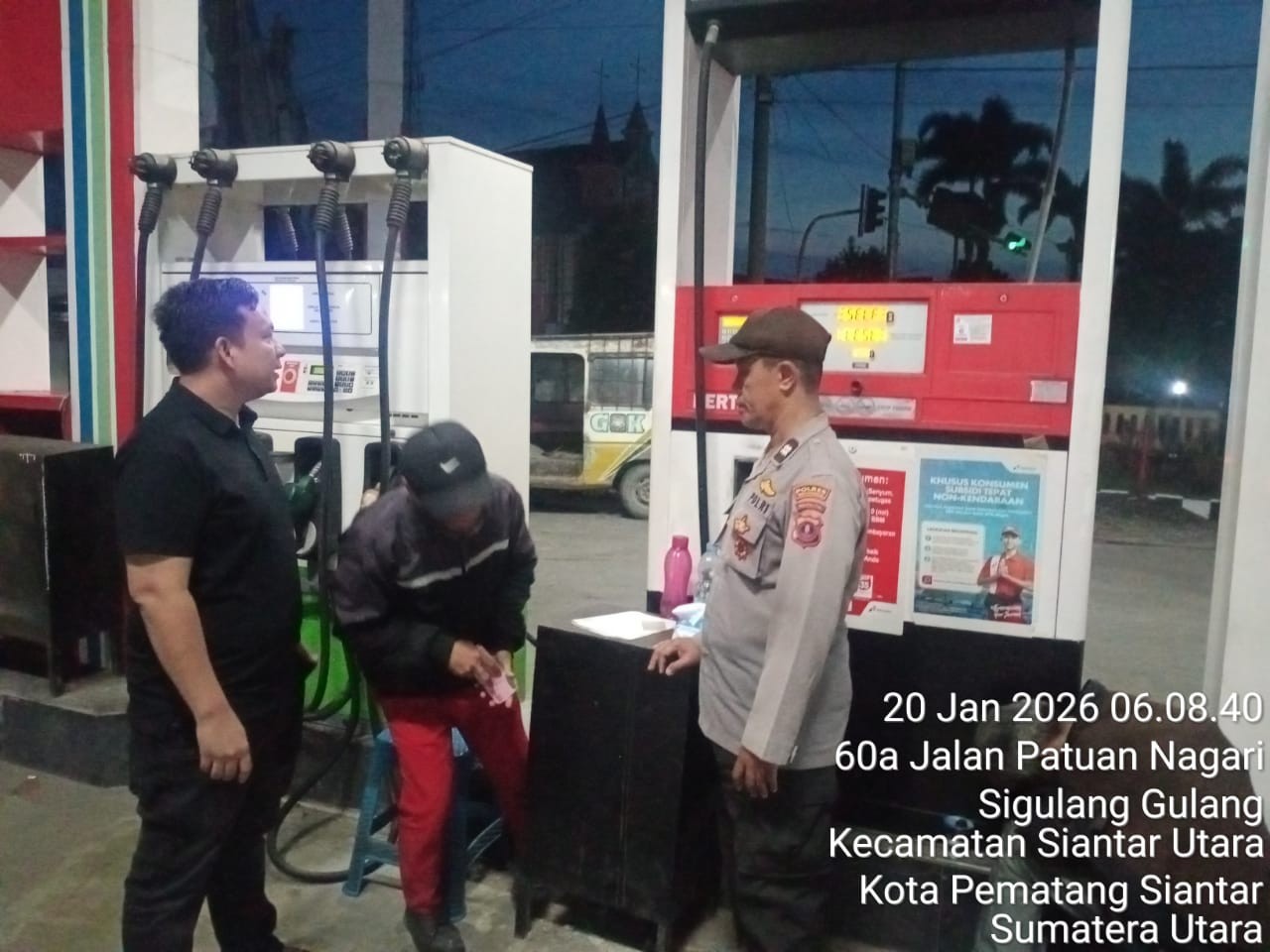 Personel Polsek Siantar Utara mendatangi SPBU Jalan Sisingamangaraja, Kota Pematangsiantar, terkait laporan kehilangan handphone konsumen.