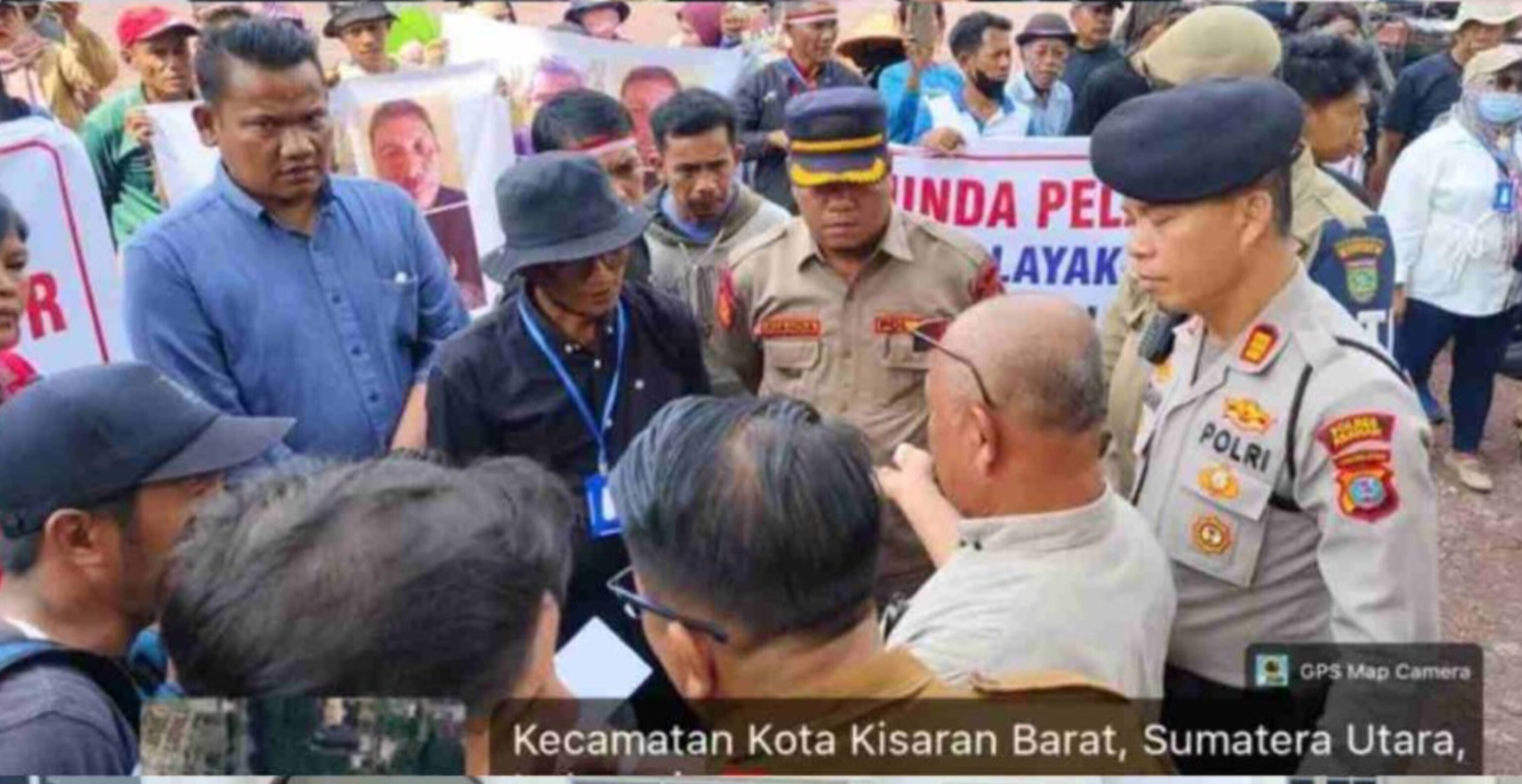 Personel Sat Samapta Polres Asahan mengawal massa aksi Poktan Karya Tani saat pengamanan unjuk rasa di Kantor Bupati Asahan.