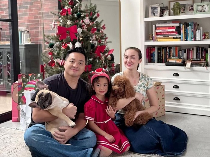 Rianti Cartwright menikmati liburan musim dingin di Korea Selatan bersama suami dan putrinya, Cara Rose Kanaya Nainggolan.