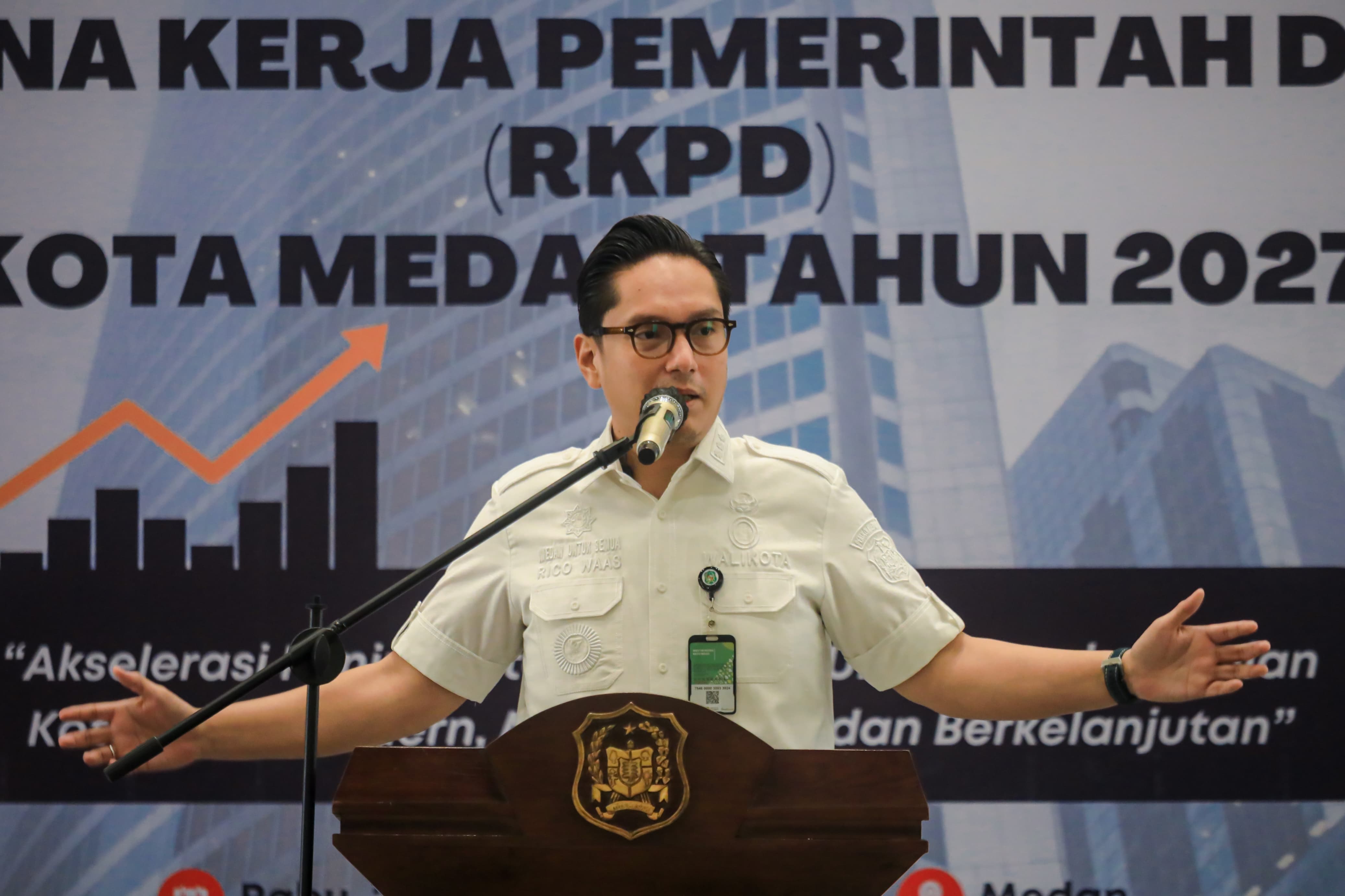 Wali Kota Medan Rico Tri Putra Bayu Waas saat membuka Forum Konsultasi Publik Rancangan Awal RKPD Kota Medan Tahun 2027 di Hotel Arya Duta.