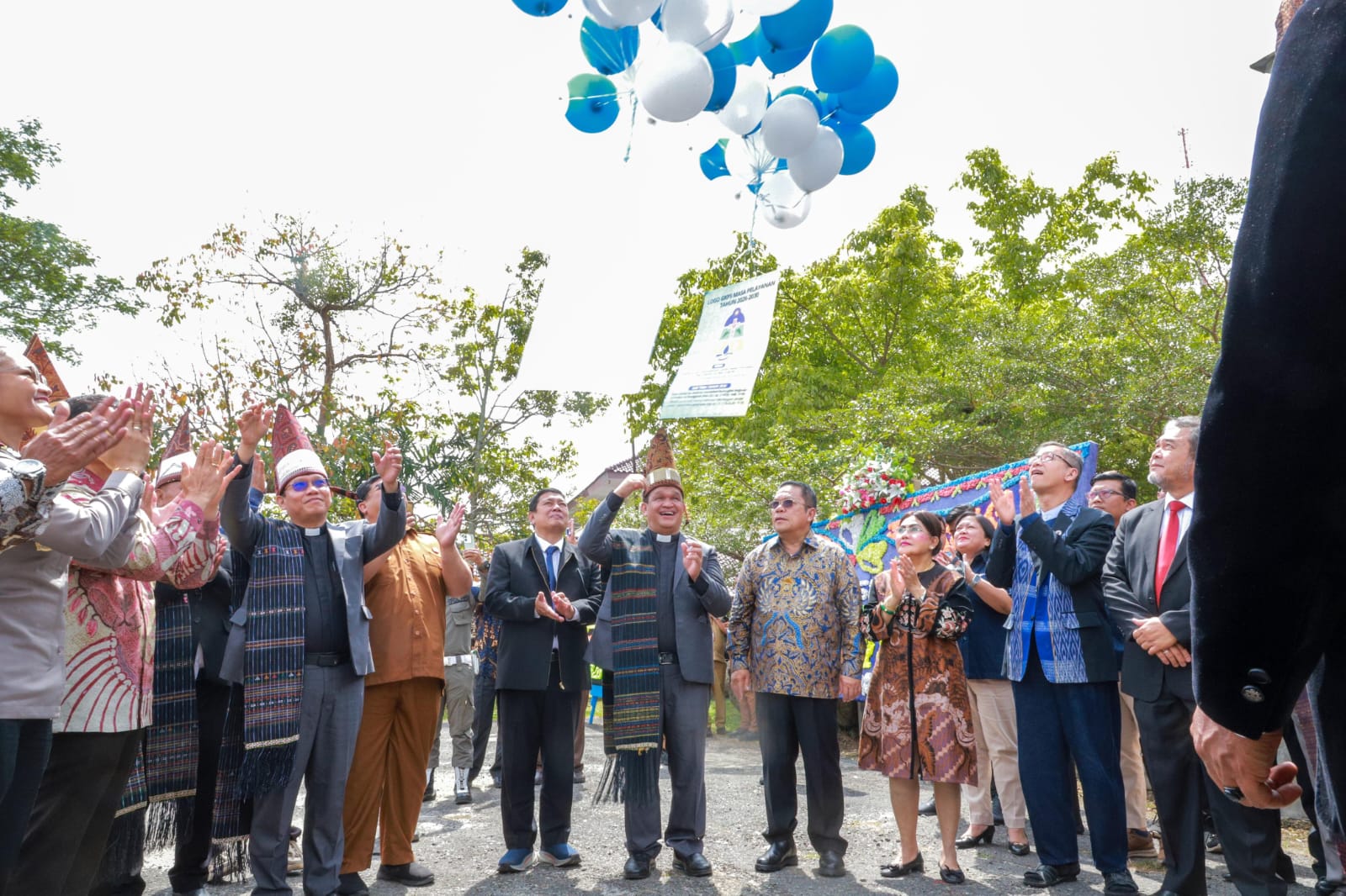 Wali Kota Pematangsiantar Wesly Silalahi bersama pimpinan Sinode GKPS dan unsur Forkopimda saat Open House Partonggoan Bona Tahun 2026 di Kantor Pusat GKPS, Pematangsiantar.