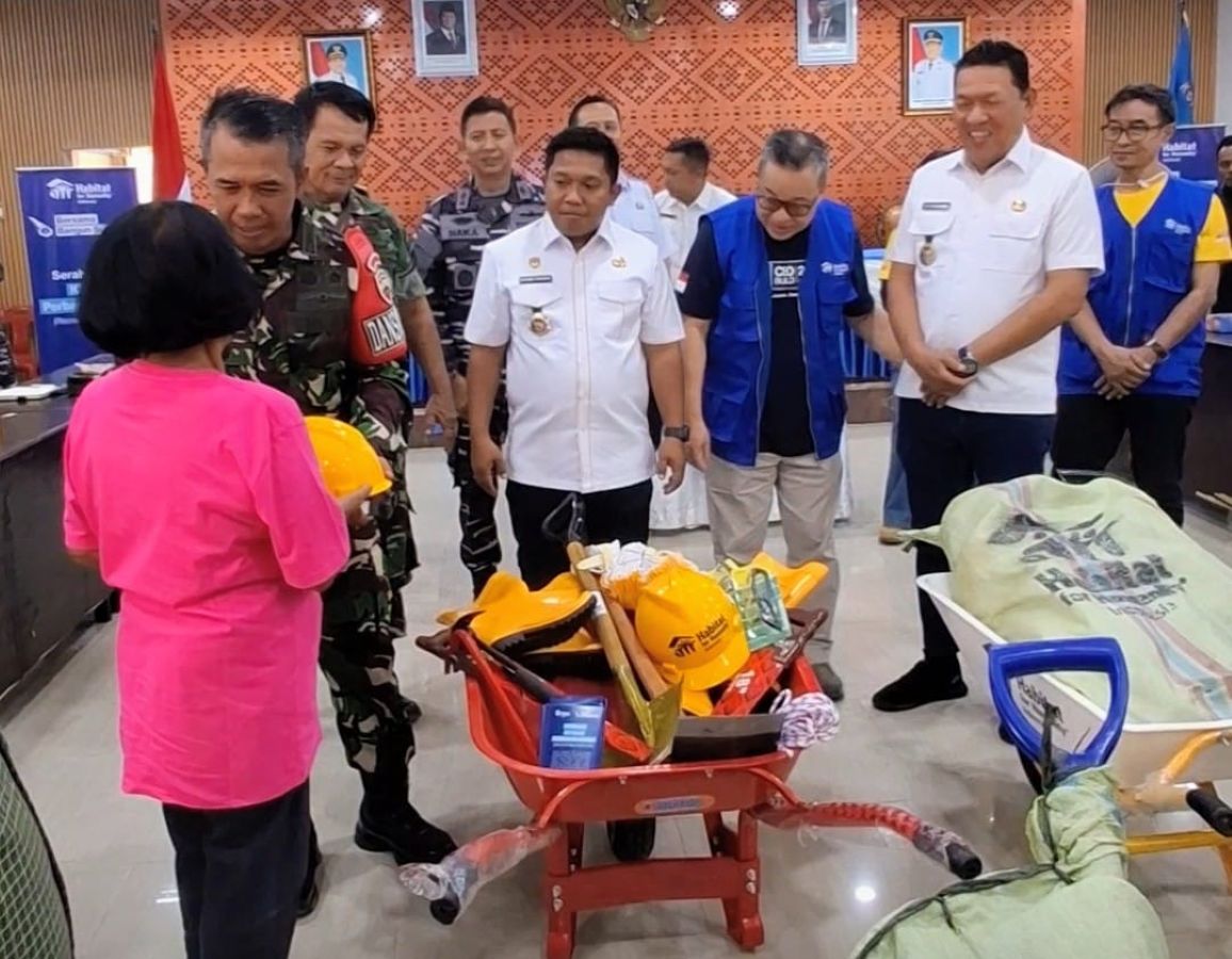 Danrem 023/KS Kolonel Inf Iwan Budiarso menyerahkan bantuan kit alat perbaikan rumah (Recovery Shelter) dari Habitat Indonesia kepada perwakilan masyarakat terdampak bencana di Kota Sibolga.