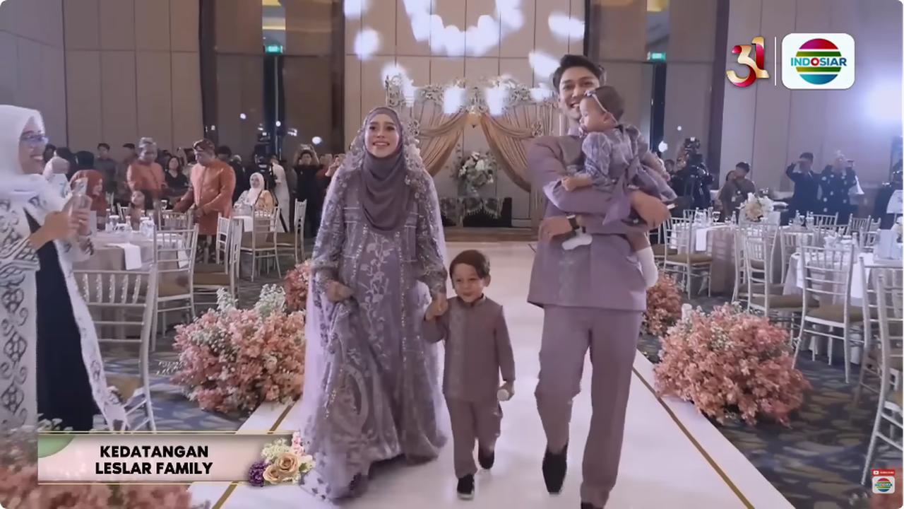 Lesti Kejora dan Rizky Billar mengumumkan kehamilan bayi perempuan dalam acara tujuh bulanan dan gender reveal yang berlangsung haru dan meriah.