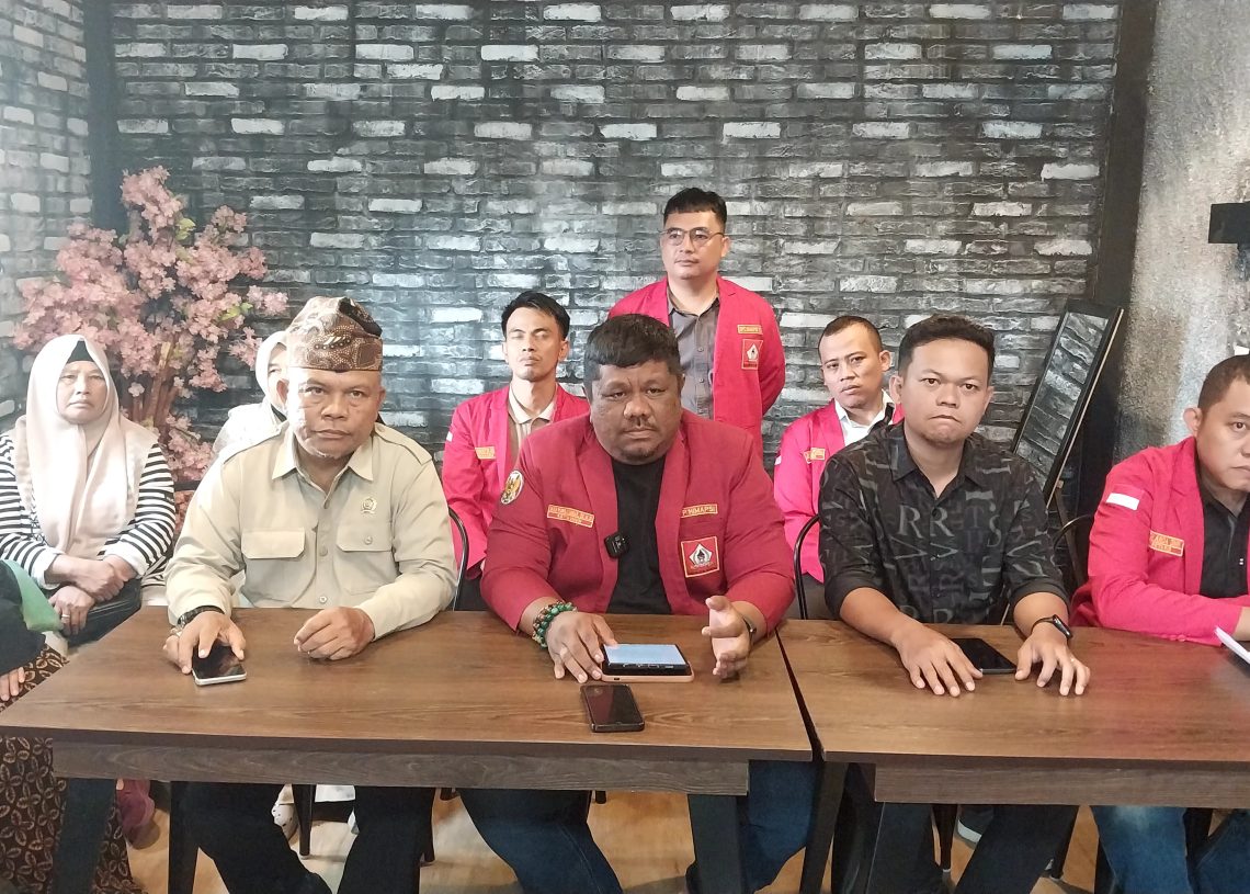 Pengurus Dewan Pimpinan Pusat Himpunan Mahasiswa dan Pemuda Simalungun (Himapsi) saat menyampaikan laporan ke Polres Tebing Tinggi.