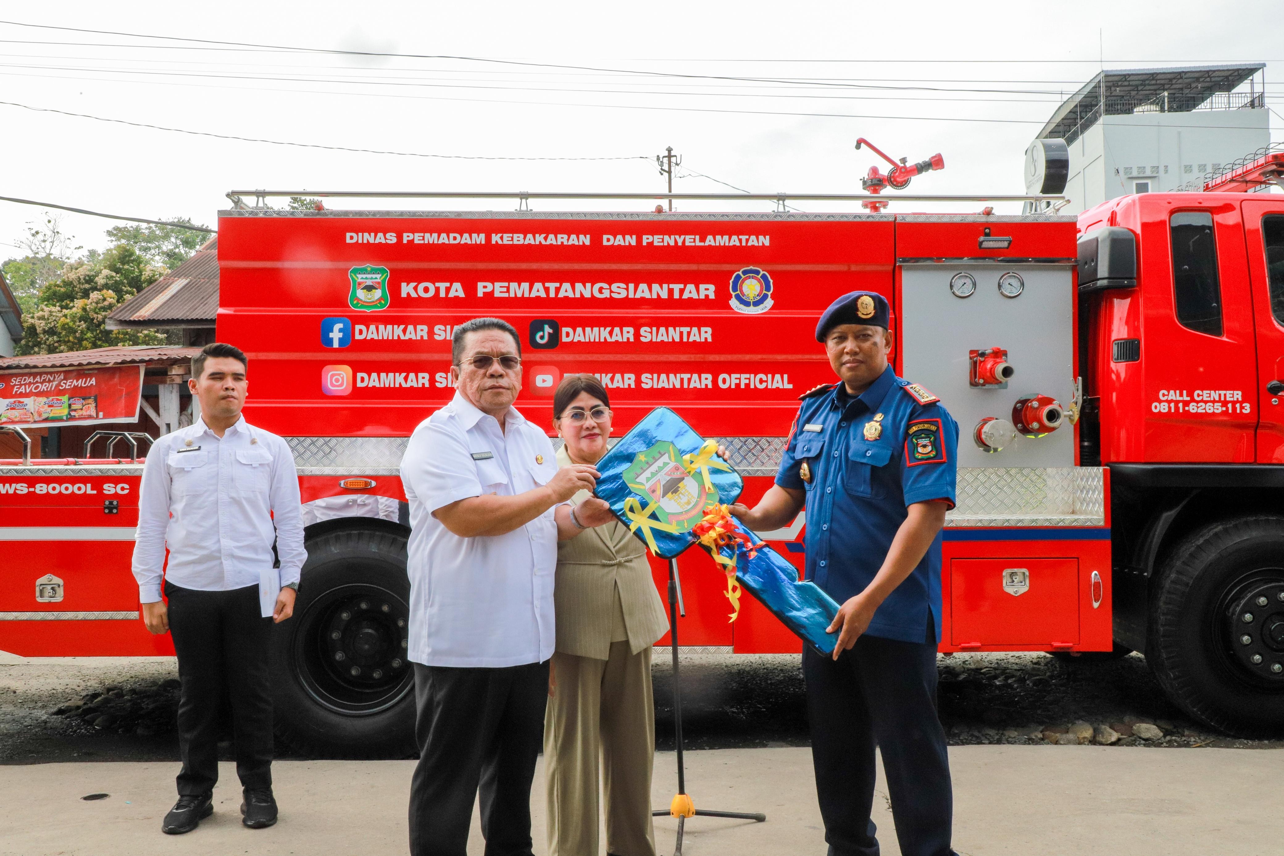 Wali Kota Pematangsiantar Wesly Silalahi menyerahkan armada baru kepada Kepala Disdamkarmat Herri Okstarizal di Kantor Disdamkarmat, Rabu (21/1).