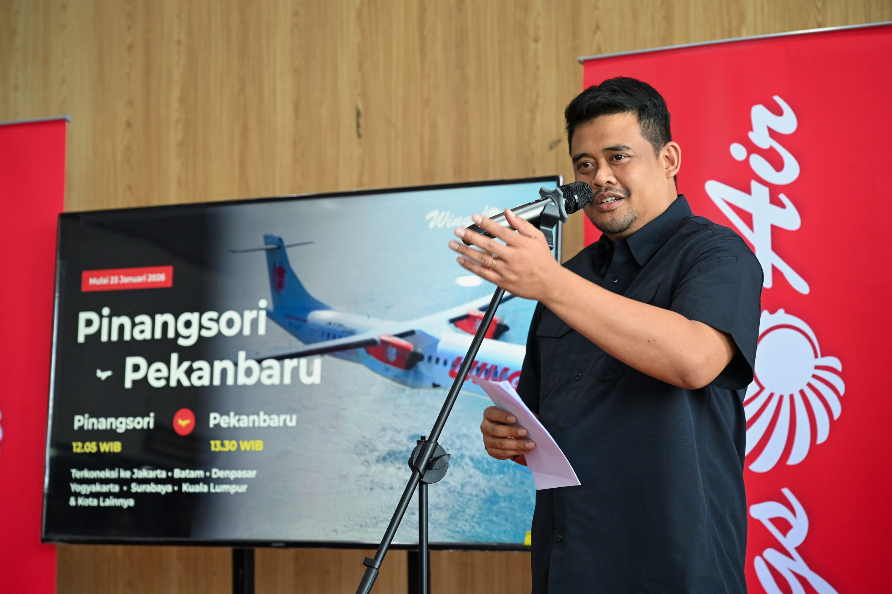 Gubernur Sumatera Utara Bobby Nasution meresmikan rute penerbangan Wings Air Pinangsori&ndash;Pekanbaru di Bandara FL Tobing, Kabupaten Tapanuli Tengah, Jumat (23/1/2026).