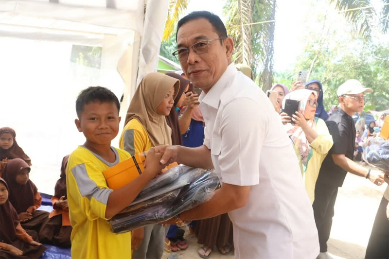 Bupati Tapsel H.Gus Irawan Pasaribu bersama TNI menyalurkan bantuan perlengkapan anak sekolah kepada siswa terdampak bencana banjir di Desa Bandar Tarutung.