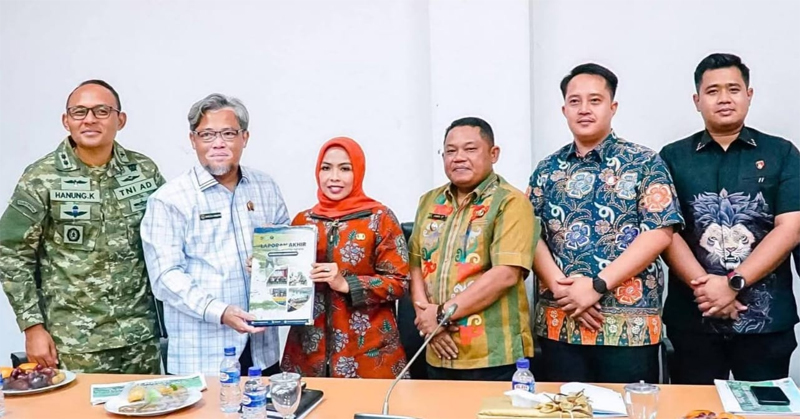 Bupati Labuhanbatu dr Hj Maya Hasmita bersama Wakil Bupati Labuhanbatu H Jamri (tengah) berfoto bersama seusai rapat.