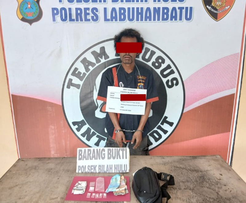 Tersangka MA saat diamankan polisi.