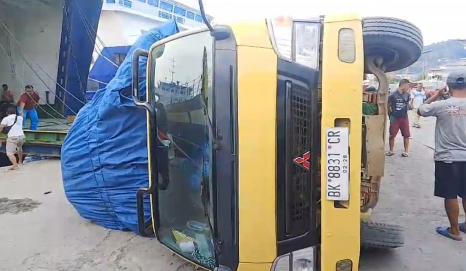 Satu Unit Truk Bermuatan Sembako Terbalik Di Area Dermaga Pelabuhan Angin Gunungsitoli.