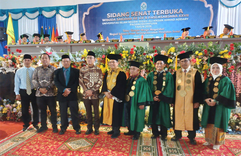 Rektor UIN Syahada P.Sidimpuan, Prof Dr H Muhammad Darwis Dasopang, bersama Bupati Tapsel, H.Gus Irawan Pasaribu, Ketua Senat Dr.Ali Sati,Wakil Rektor, Kabiro dan Pimpinan Bank Sumut Syariah dan BSI.