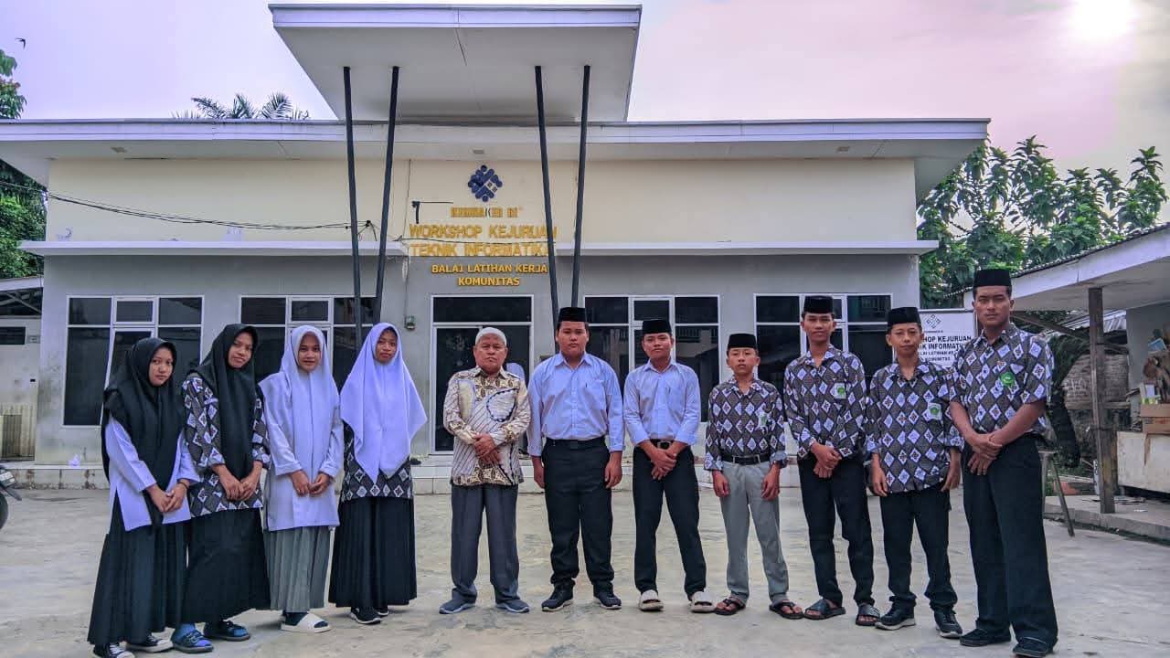 Pimpinan Pondok Pesantren Islamiyah Gunting Saga Drs Hasan Maksum bersama para santri.