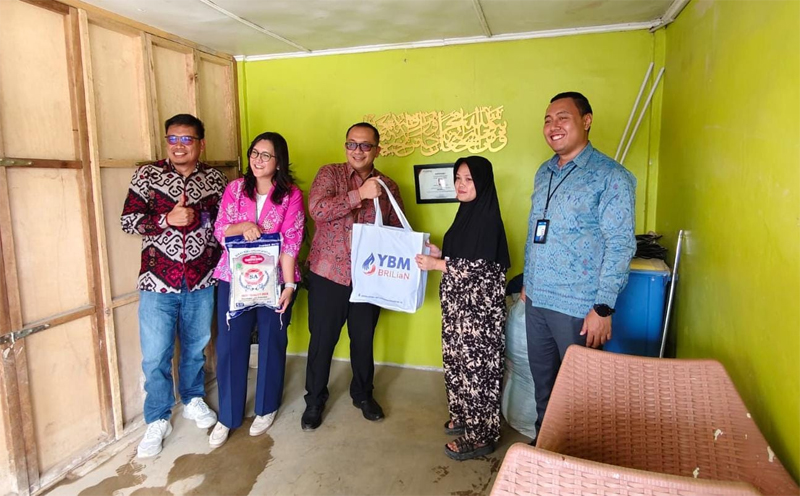 BRI Padangsidimpuan bersama BRI Regional Medan serahkan bantuan paket sembako kepada Agen Brilink dan nasabah peminjam terdampak bencana banjir dan longsor.