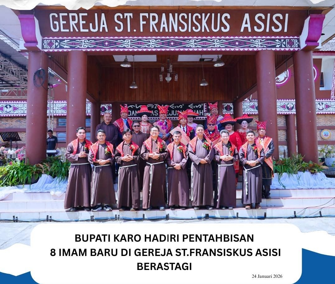 Bupati Karo Antonius Ginting bersama Wakil Bupati Komando Tarigan menghadiri pentahbisan delapan imam baru di Gereja St. Fransiskus Assisi Berastagi, Sabtu (24/1/2026).