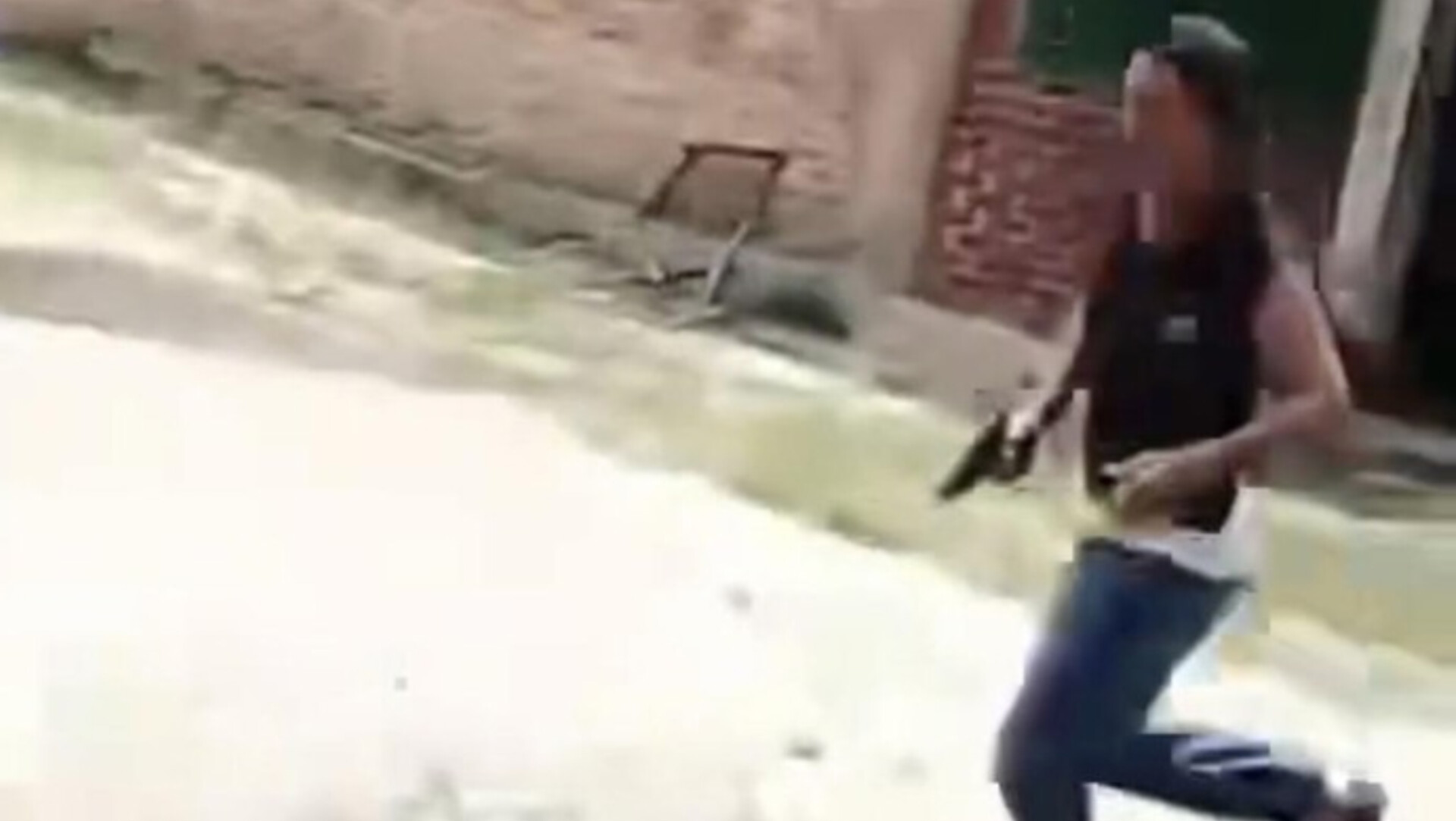 Cuplikan video viral yang memperlihatkan oknum kepala desa di Padang Lawas Utara diduga menodongkan benda mirip senjata api kepada warga.