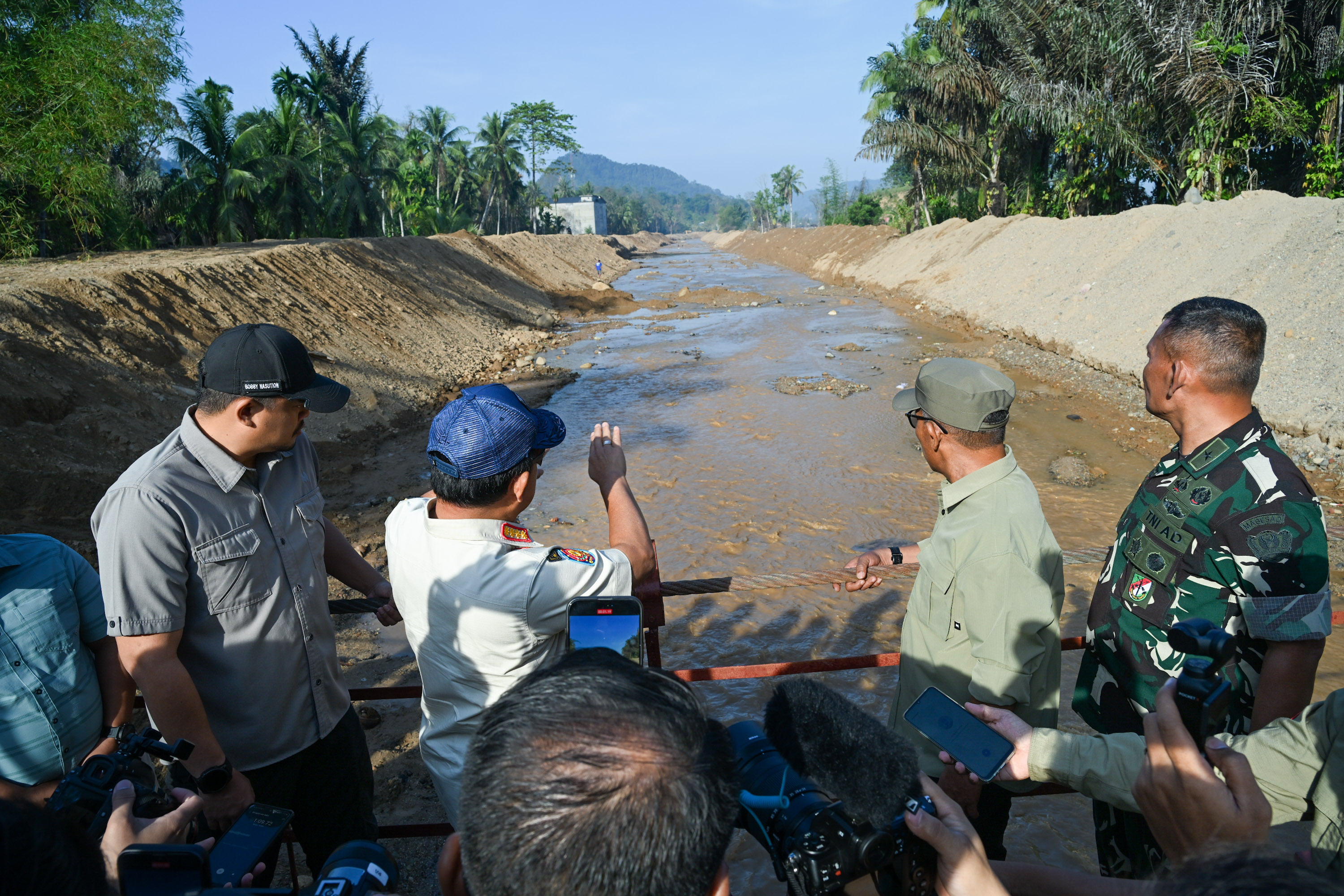 Gubernur Sumut Bobby Nasution mendampingi Menteri Dalam Negeri RI sekaligus Ketua Satgas Rehabilitasi dan Rekonstruksi Pascabencana Sumatera Tito Karnavian saat meninjau normalisasi sungai pascabanjir