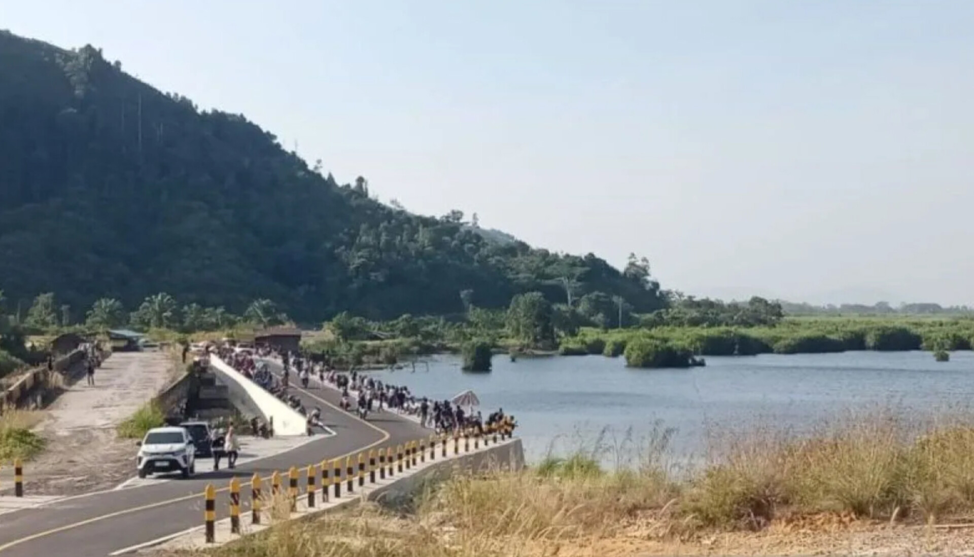 Jembatan layang di atas Danau Siais, Kabupaten Tapanuli Selatan, Sumatera Utara, yang viral dan ramai dikunjungi warga saat akhir pekan.