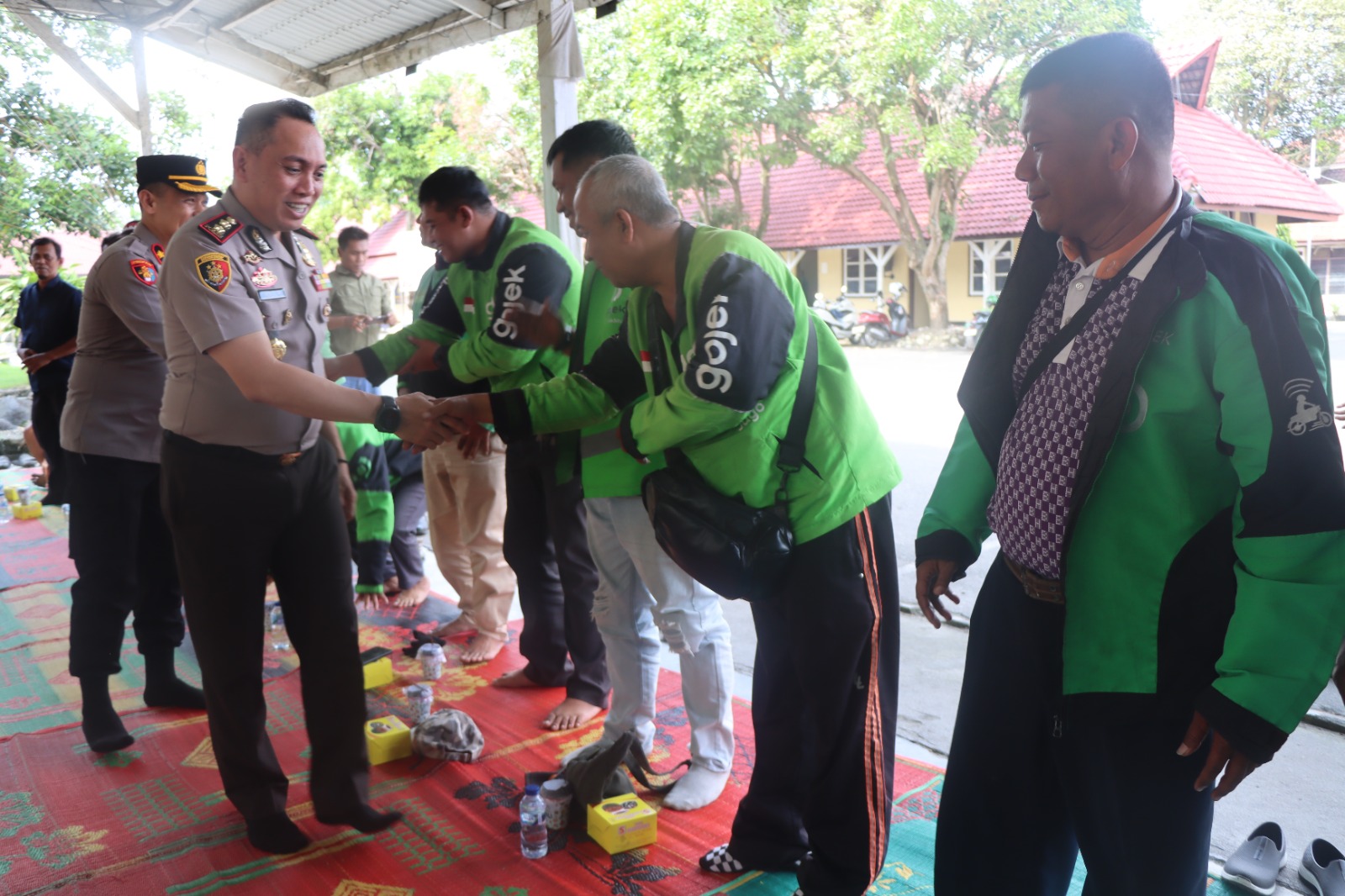 Kapolres Binjai AKBP Mirzal Maulana berdialog bersama driver online, ojek online, dan pengemudi betor di Mapolres Binjai, Senin (26/1/2026).