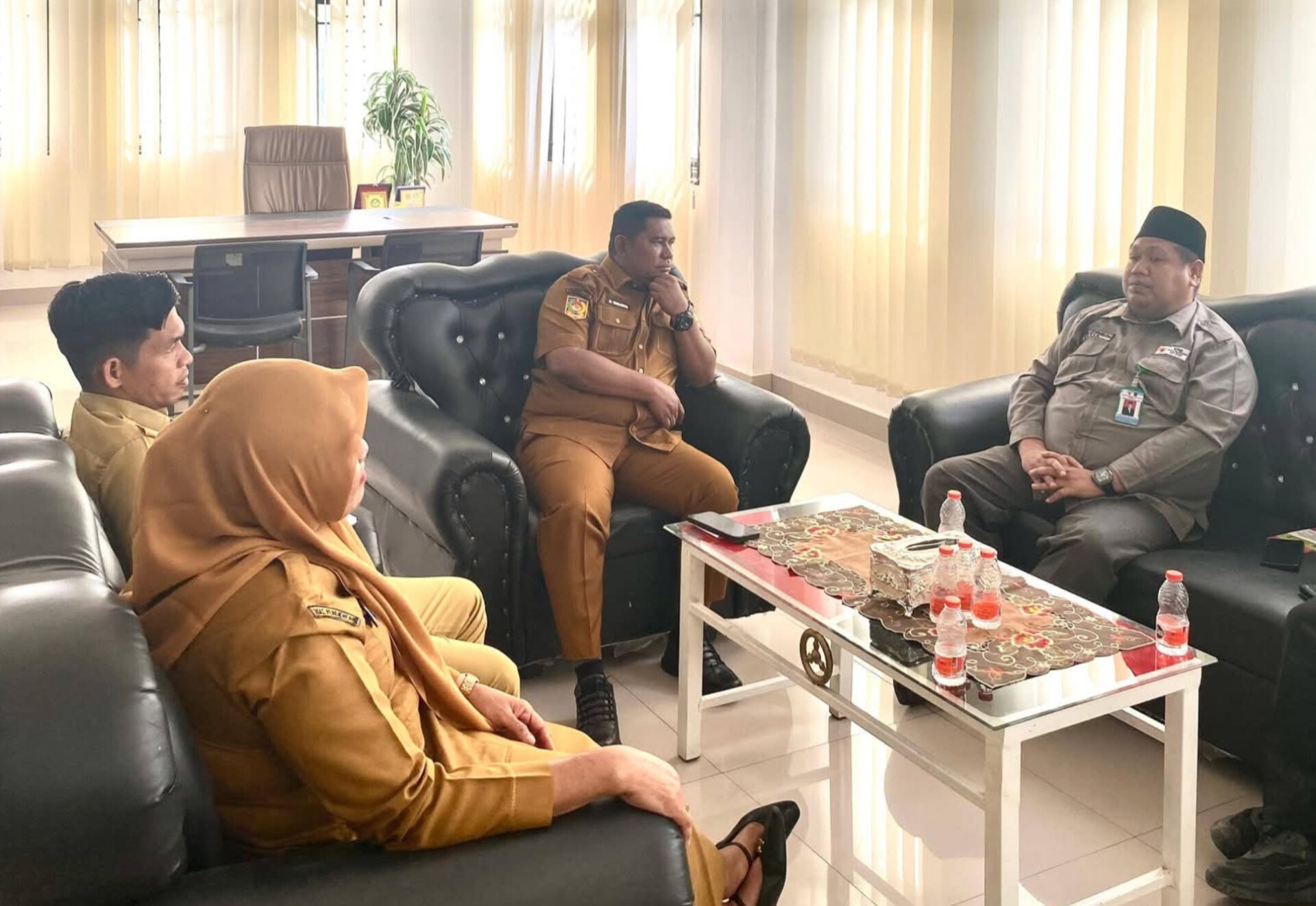 Kepala Dinas Pendidikan Labura bersama jajaran menerima kunjungan Ketua dan anggota KPAD Labura dalam pertemuan koordinasi perlindungan anak.