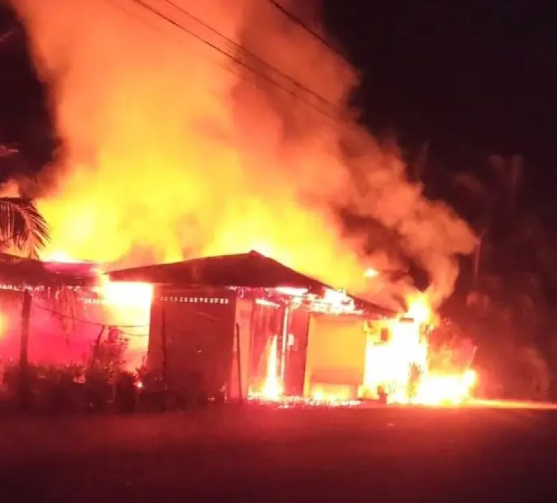 Kondisi rumah yang dibakar pemiliknya sendiri usai pertengkaran keluarga di Desa Rintis, Kecamatan Silangkitang, Kabupaten Labuhanbatu Selatan.