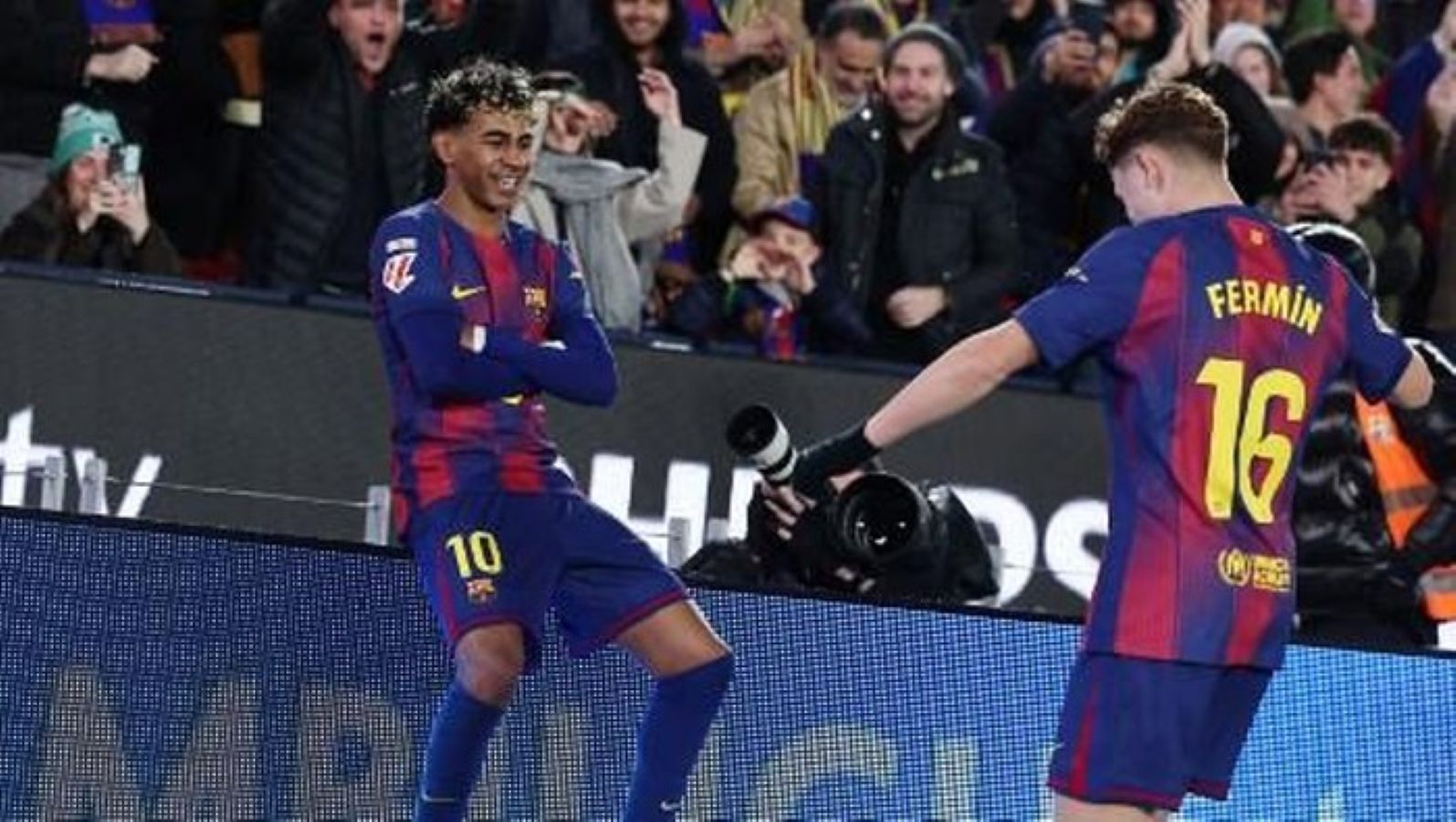 Lamine Yamal melakukan selebrasi usai mencetak gol salto spektakuler saat Barcelona mengalahkan Real Oviedo 3-0 di Camp Nou.
