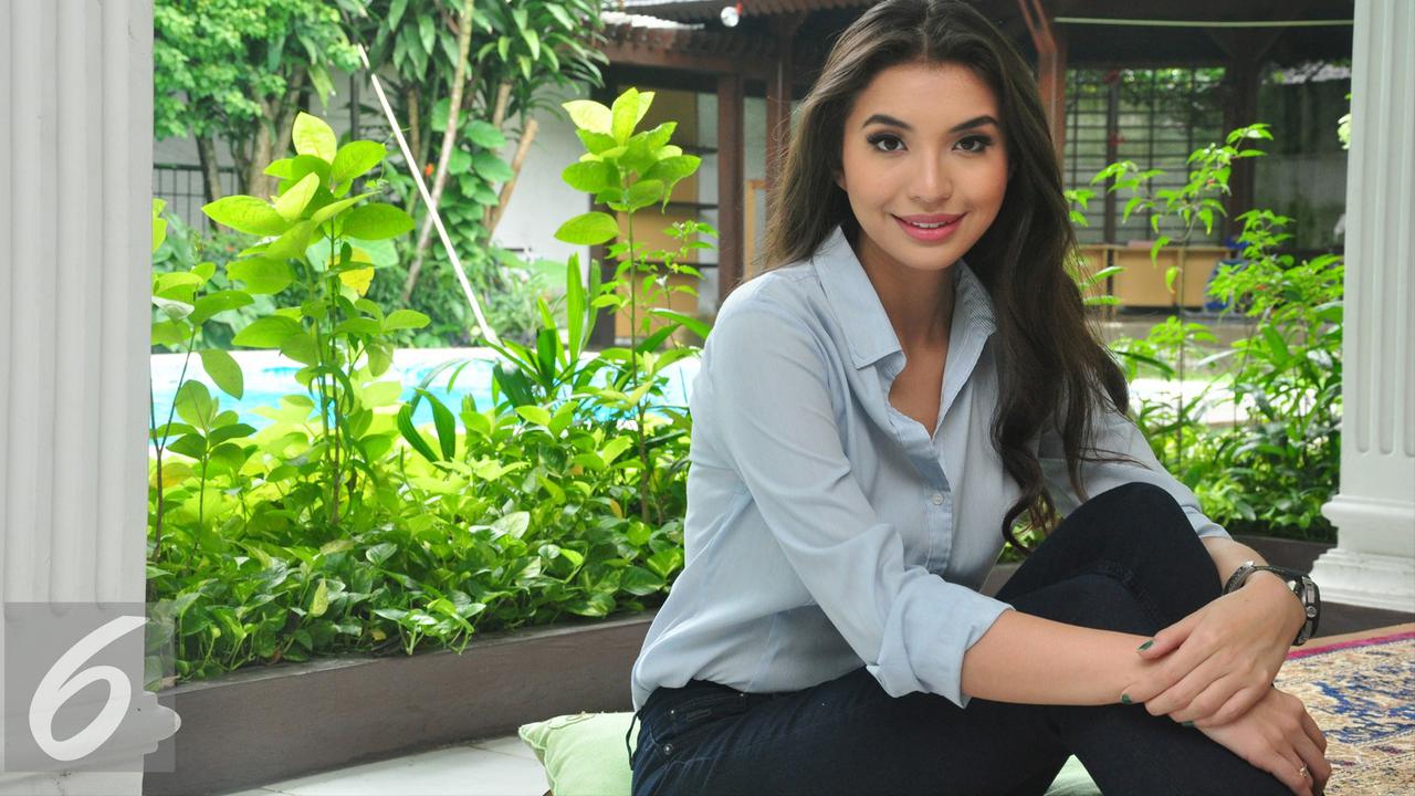 Manohara Odelia Pinot membagikan pengalamannya menjadi korban dugaan penipuan pinjol yang mengancam penyebaran data pribadi melalui media sosial.
