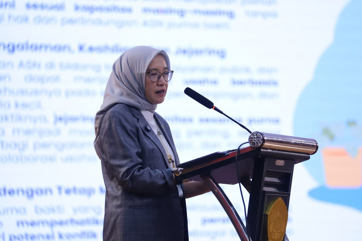 Menteri PANRB Rini Widyantini menyampaikan paparan terkait masa purnabakti ASN dalam sebuah seminar di Universitas Padjadjaran, Bandung.