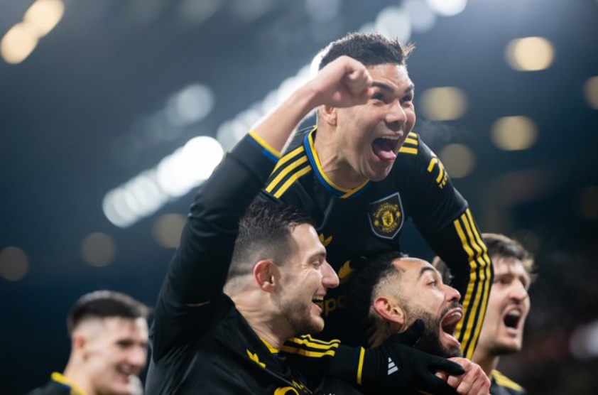 Pemain Manchester United merayakan gol kemenangan Matheus Cunha saat mengalahkan Arsenal 3-2 di Emirates Stadium, London.