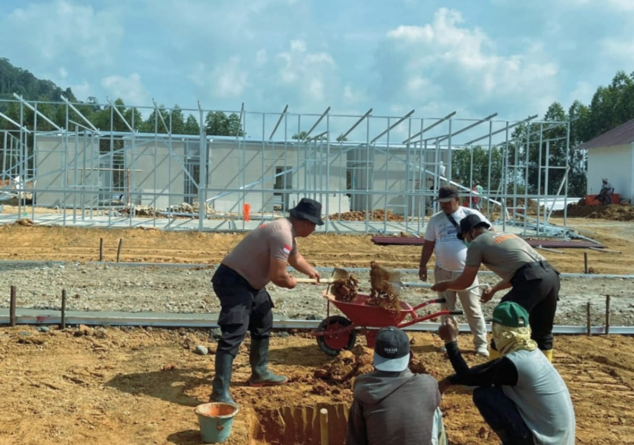 Personel Brimob Polda Sumut melakukan pembangunan Huntara dan pemerataan lahan Huntap bagi warga terdampak bencana di Desa Aek Latong, Kecamatan Sipirok, Tapanuli Selatan, Jumat (23/1/2026).