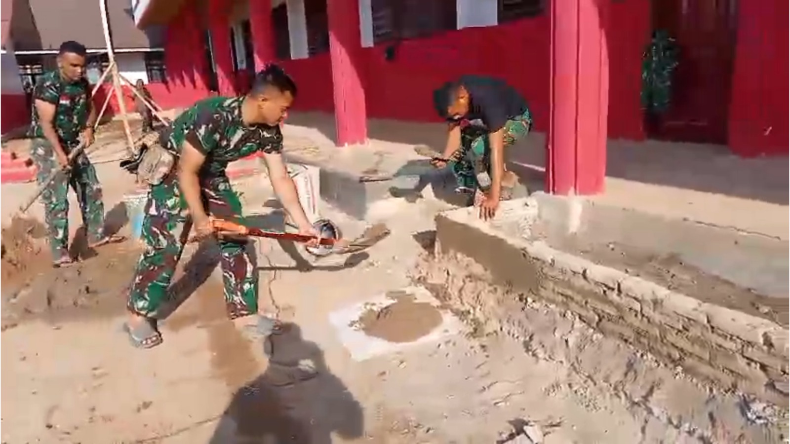 Personel TNI AD membersihkan lingkungan sekolah terdampak bencana di wilayah Tapanuli Tengah agar kegiatan belajar mengajar kembali berjalan normal.