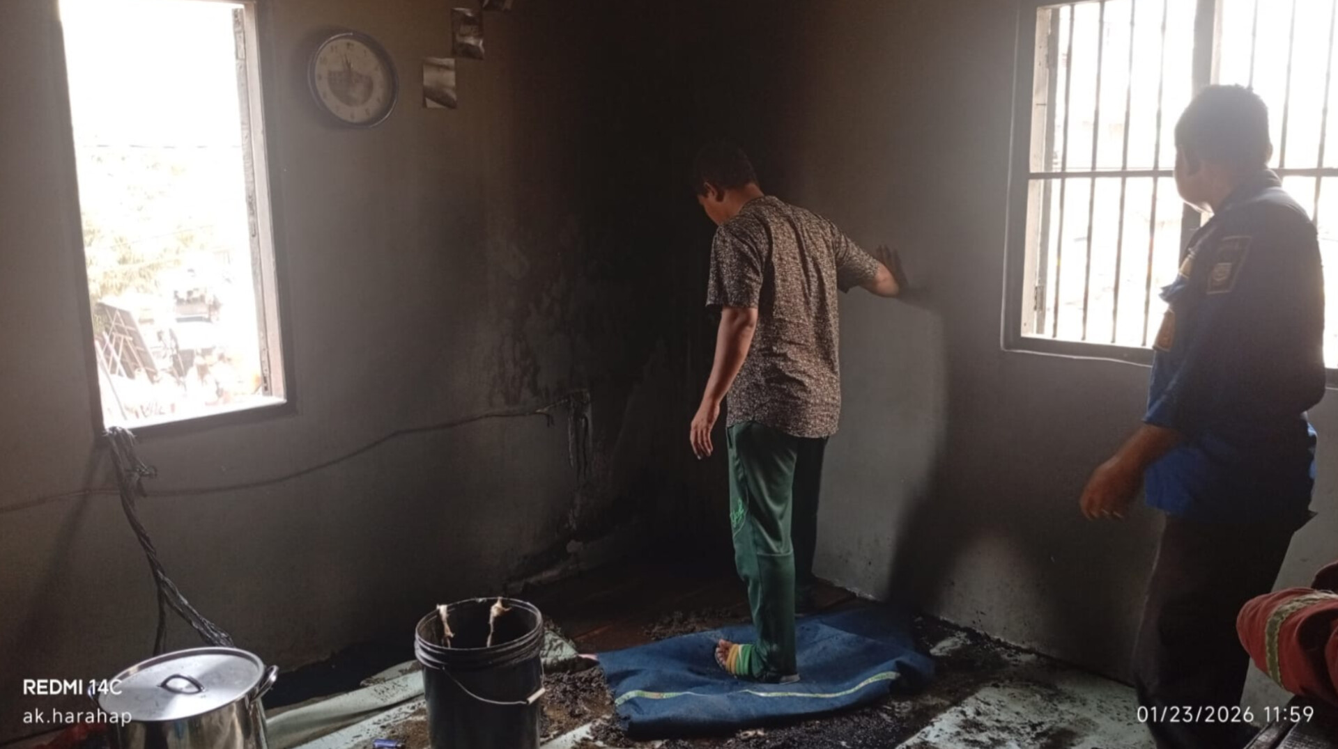 Petugas Damkar Kota Tanjungbalai saat melakukan pemadaman kebakaran di rumah warga Jalan Mesjid, Kecamatan Tanjungbalai Selatan.