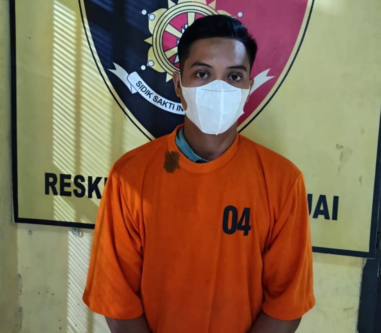 Petugas Polres Binjai mengamankan tersangka bandar judi togel Hongkong beserta barang bukti saat penangkapan di Kecamatan Hamparan Perak, Deli Serdang.