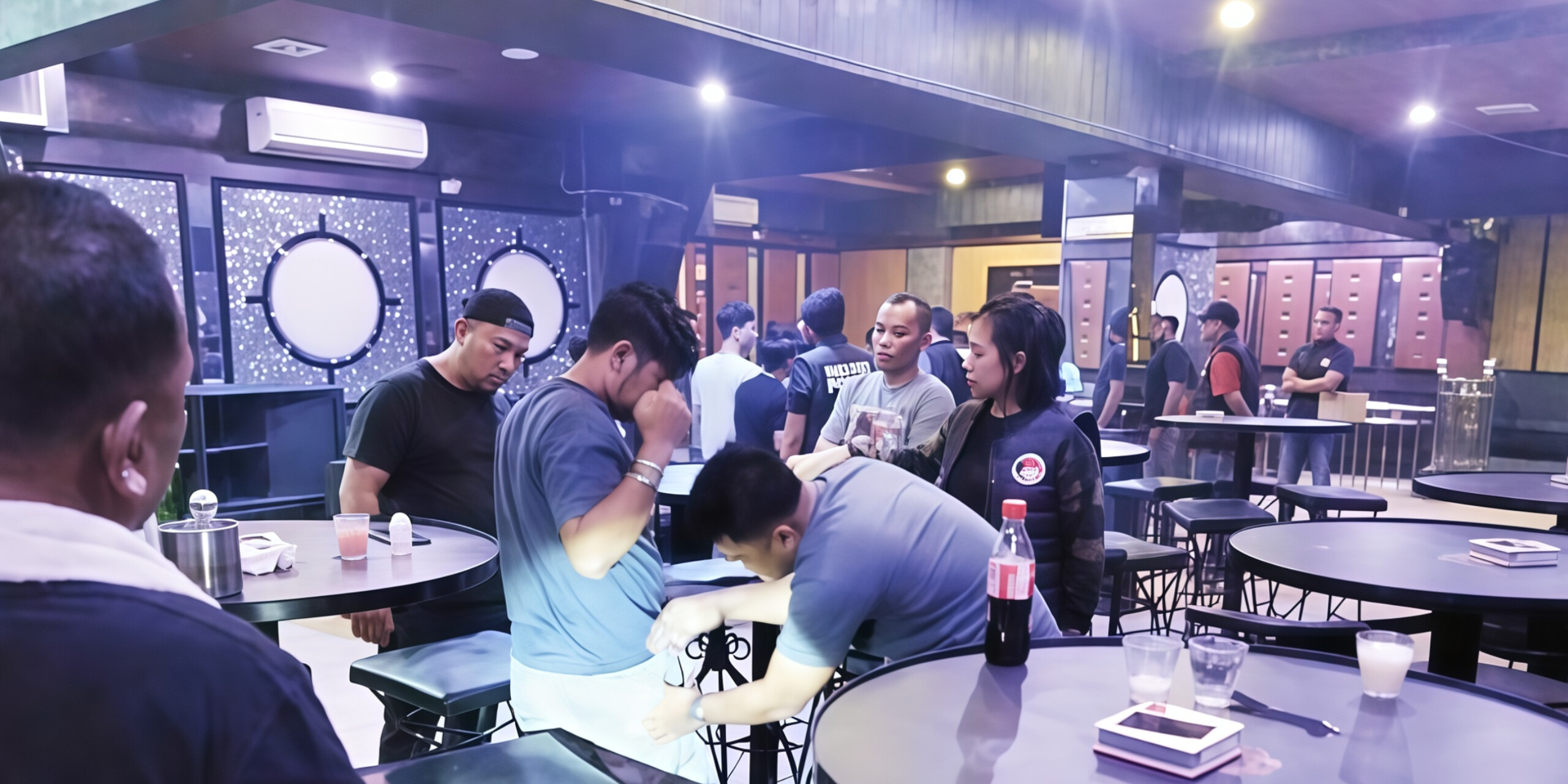 Petugas Sat Narkoba Polres Labuhanbatu saat menggelar razia di tempat hiburan malam Star High, Grand Hotel Labura, Kecamatan Kualuh Hulu, Labura.