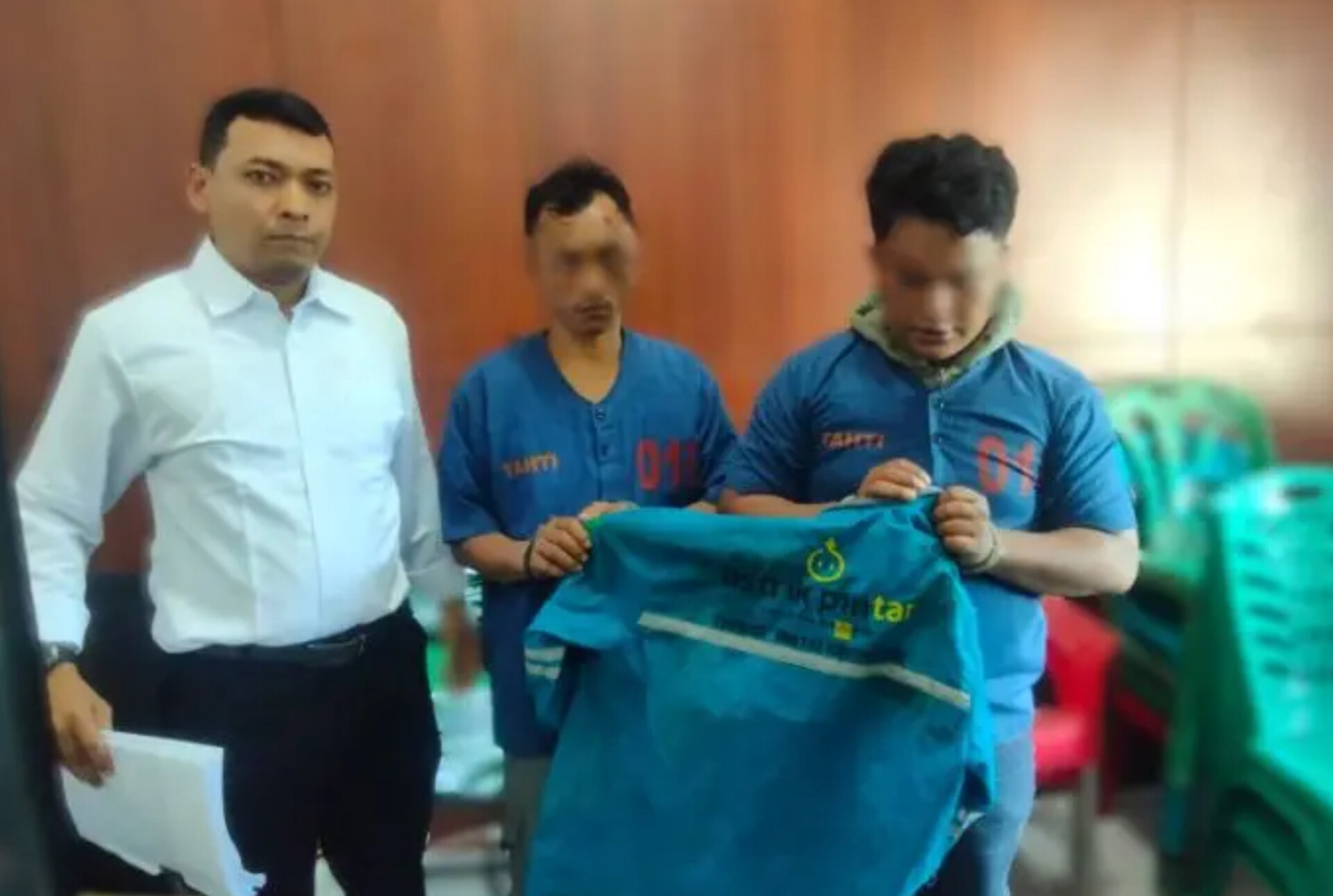 Salah satu pelaku pencurian kabel listrik yang mengenakan pakaian menyerupai seragam petugas PLN saat diamankan warga di Kota Kisaran, Asahan.
