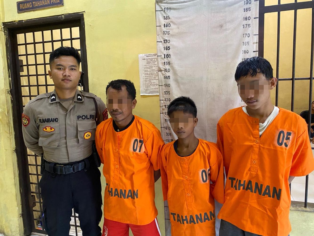 Kapolres Tapanuli Tengah AKBP Muhammad Alan Haikel memberikan keterangan pers terkait pengungkapan kasus penadahan barang elektronik hasil penjarahan Bina Swalayan Pandan saat bencana, Senin (26/1/202