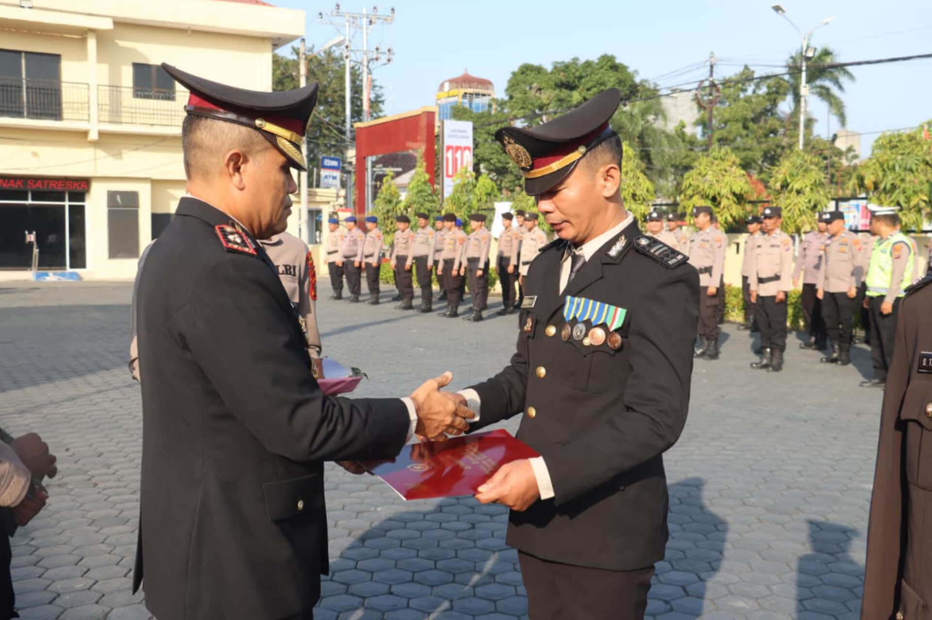 Wakapolres Tanjungbalai Kompol M P Pardede memimpin upacara penganugerahan Tanda Kehormatan Satyalancana kepada personel Polres Tanjungbalai.