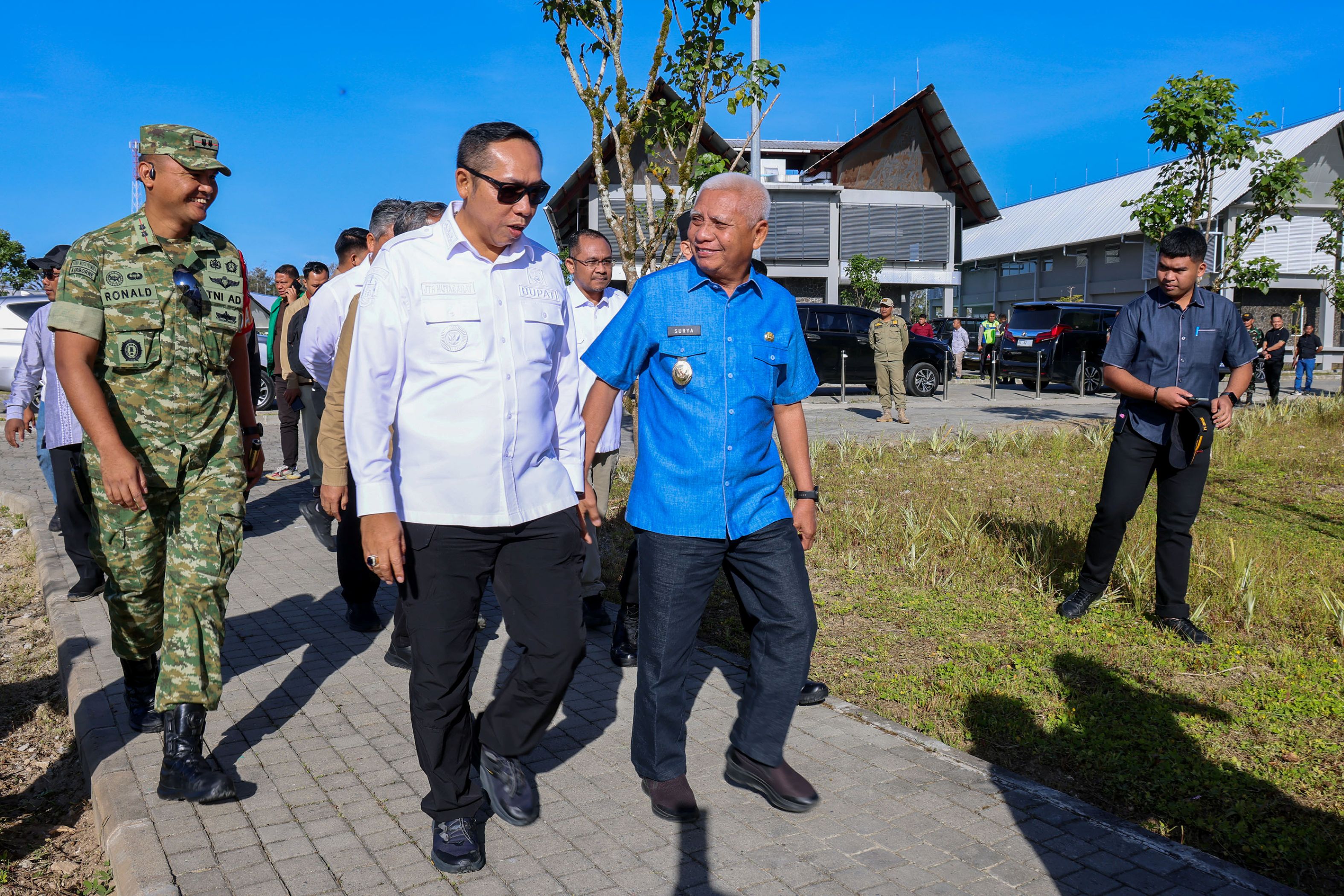 Wakil Gubernur Sumatera Utara Surya mendampingi Ketua Dewan Ekonomi Nasional Luhut Binsar Pandjaitan meninjau Taman Sains dan Teknologi Herbal dan Hortikultura (TSTH2) di Kecamatan Pollung, Kabupaten