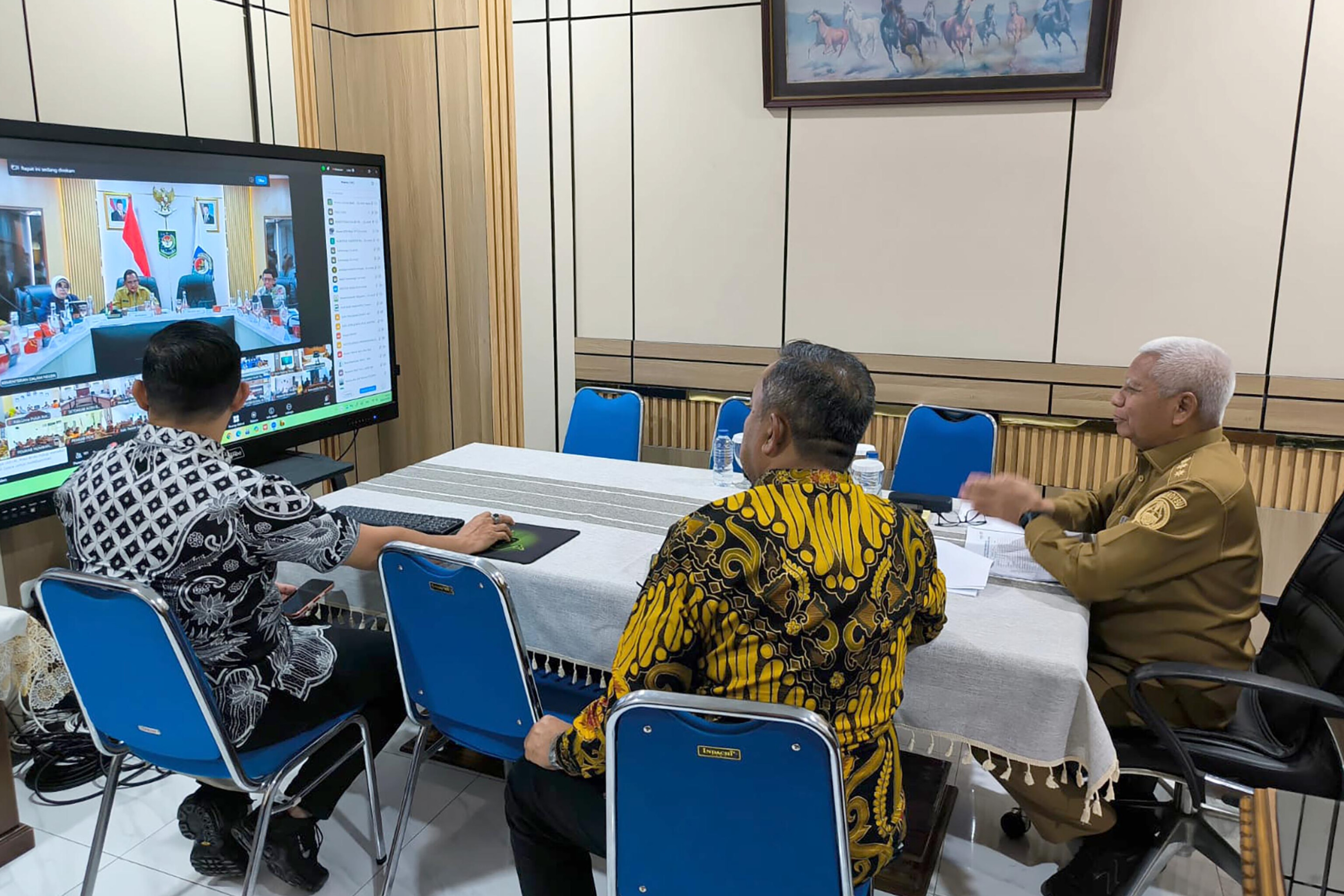 Wakil Gubernur Sumatera Utara Surya mengikuti Rapat Koordinasi Percepatan Rehabilitasi dan Rekonstruksi Pascabencana Wilayah Sumatera secara virtual di Kantor Badan Penghubung Provinsi Sumut, Jakarta.