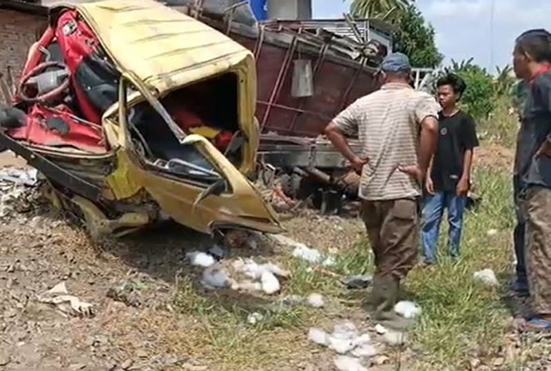 Truk pengangkut sawit yang ditabrak kereta api U-51 Sribilah Utama.
