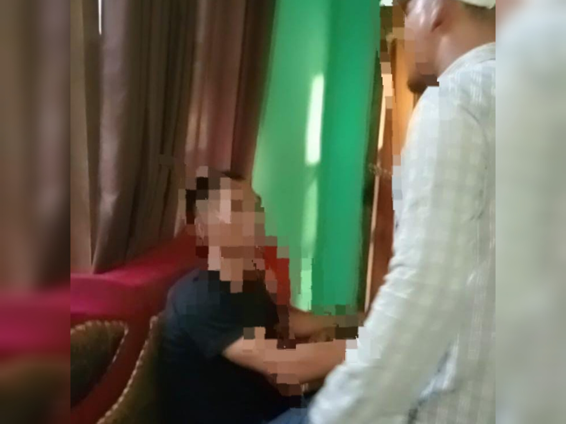 Anggota DPRK Aceh Singkil berinisial H saat diinterogasi warga di lokasi penggerebekan di Desa Bukit Harapan, Kecamatan Gunung Meriah, Minggu (25/1/2026).