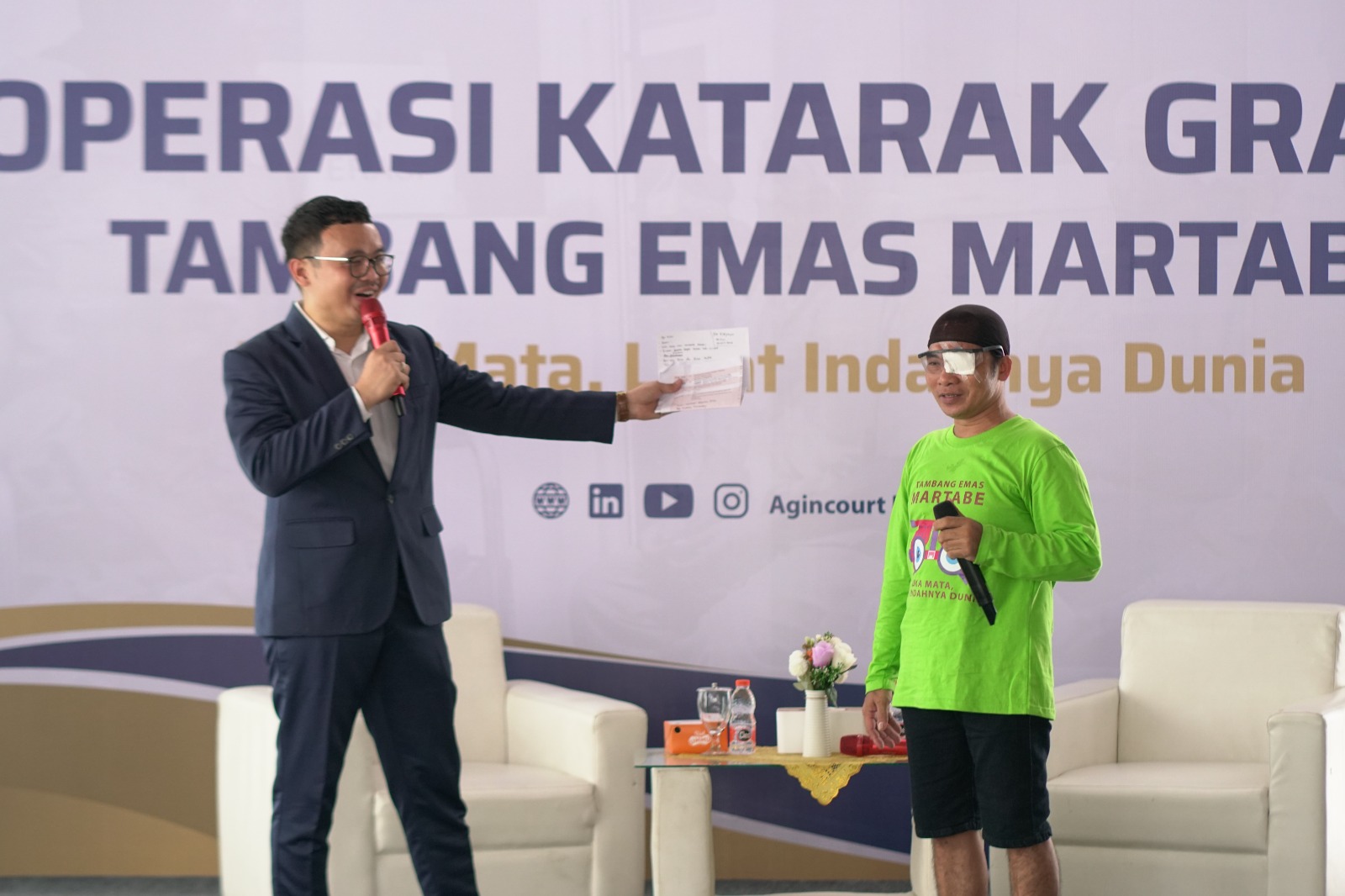 Aohasi Halawa, memberi kesaksian soal matanya yang pulih pascaoperasi katarak gratis.