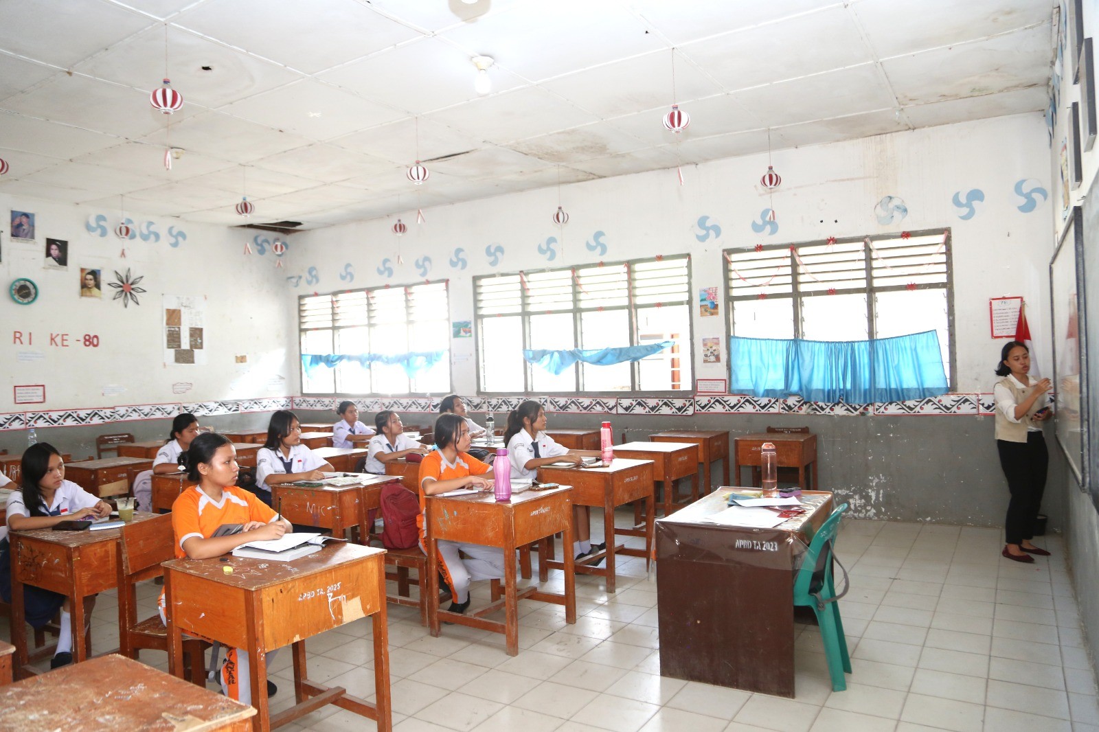 TINJAU BIMBEL: Sekda Pematangsiantar Junaedi Antonius Sitanggang meninjau pelaksanaan bimbingan belajar tambahan bagi siswa di SMP Negeri 5 Pematangsiantar.