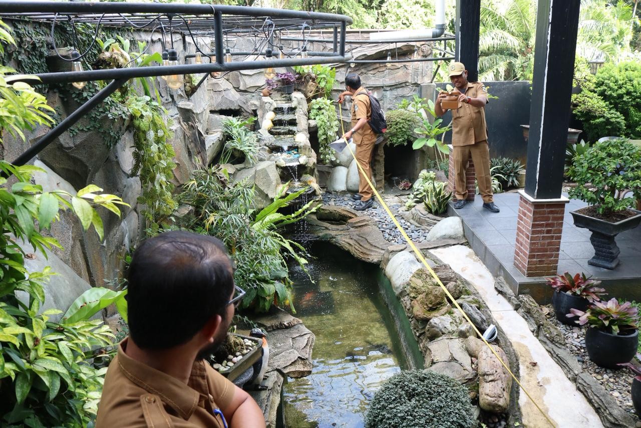 Satpol PP bersama OPD terkait melakukan pengawasan dan identifikasi dugaan pelanggaran perda pada bangunan Kafe Blue Diamond di Kota Pematangsiantar.