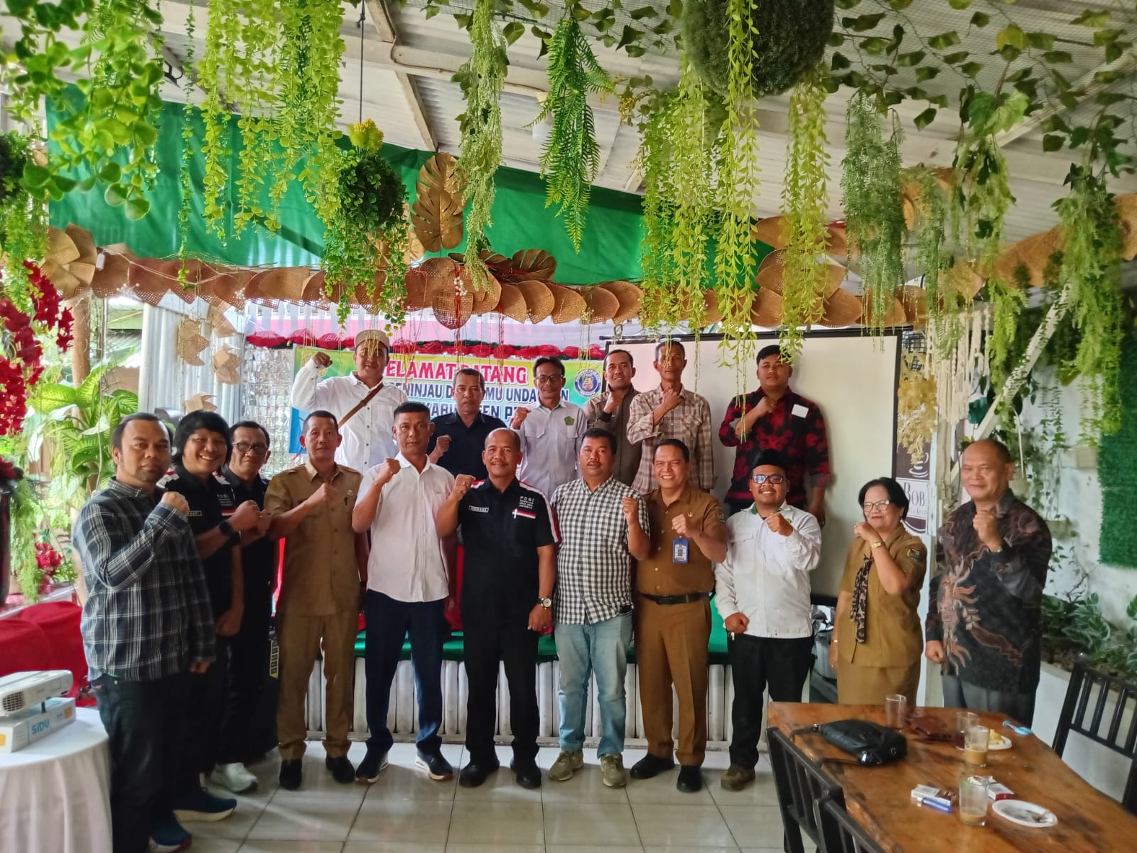 Dharma Efrison Situmorang (tengah) usai terpilih secara aklamasi sebagai Ketua PDBI Kabupaten Karo periode 2026&ndash;2031 dalam Muskab PDBI Karo di Kabanjahe.