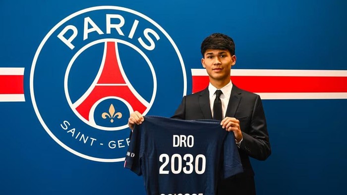 Dro Fernandez diperkenalkan sebagai pemain baru Paris Saint-Germain usai direkrut dari Barcelona.