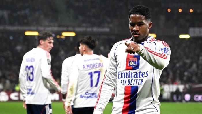 Endrick merayakan golnya bersama pemain Olympique Lyon saat melawan Metz di Liga Prancis.